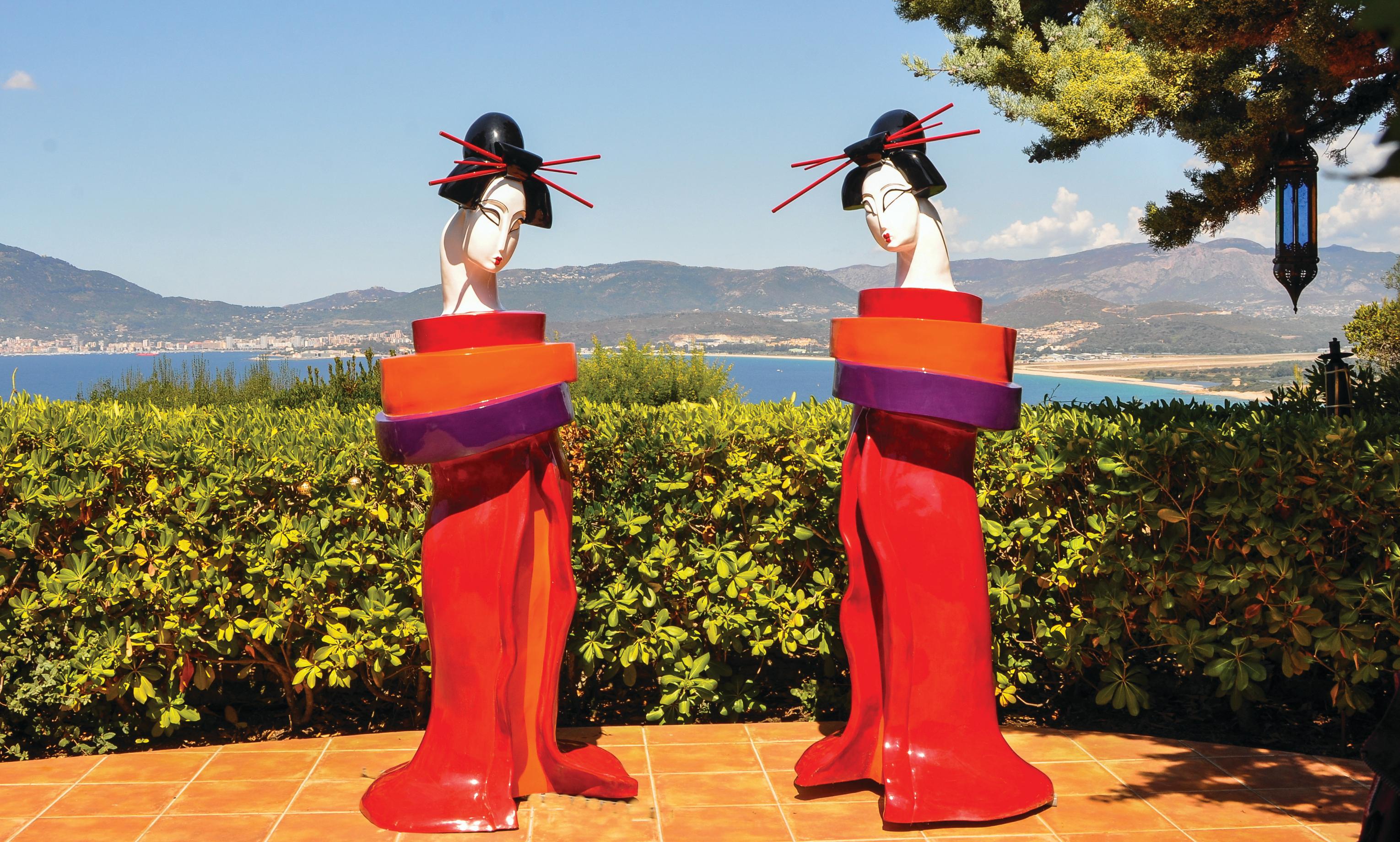 Gueishas - Monumentale zeitgenössische Skulpturen für den Außenbereich, Paar (Kubismus), Sculpture, von Mariko