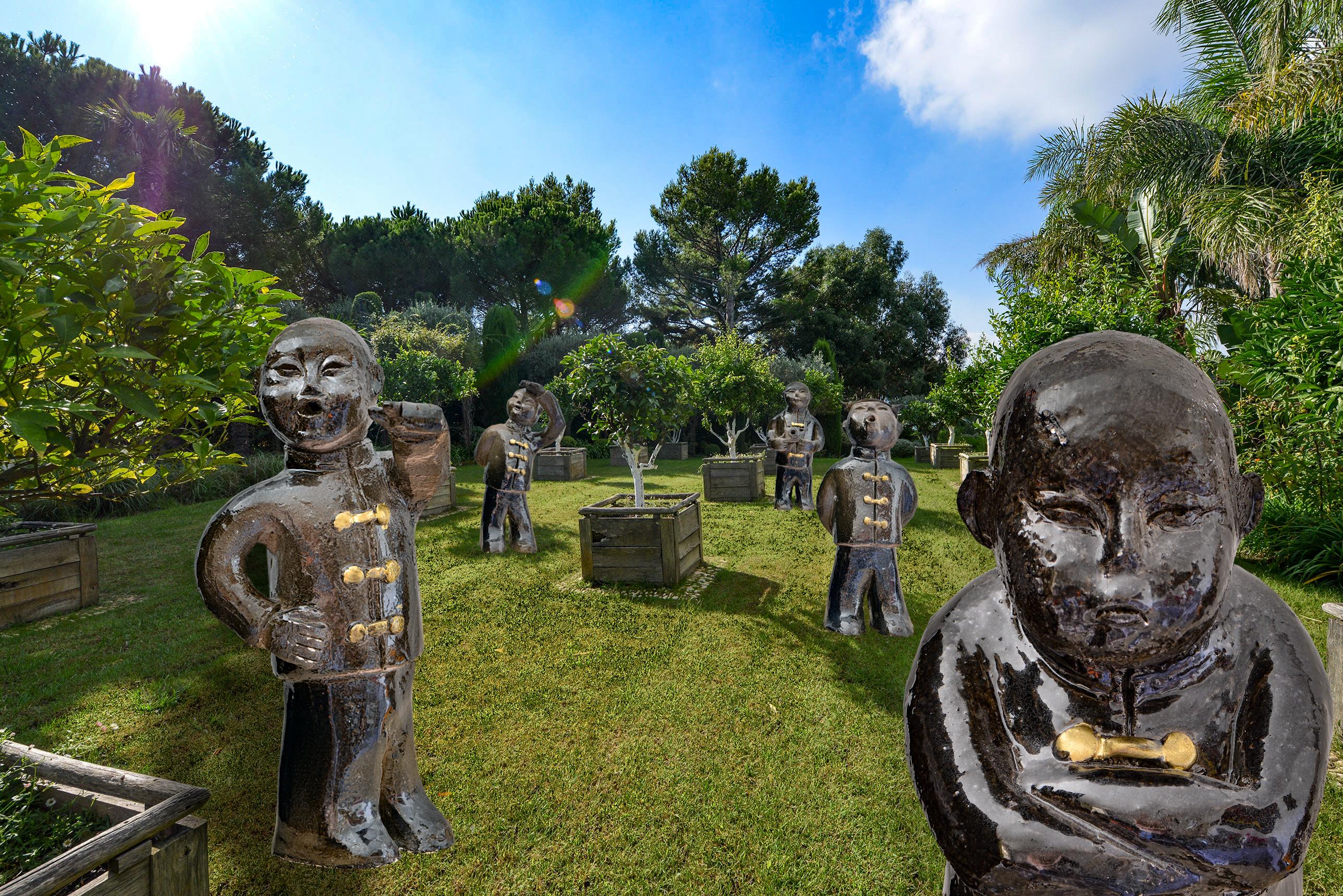 Les Visiteurs Boudeurs - Monumentale Zeitgenössische Skulpturen aus Harz für den Außenbereich – Sculpture von Mariko