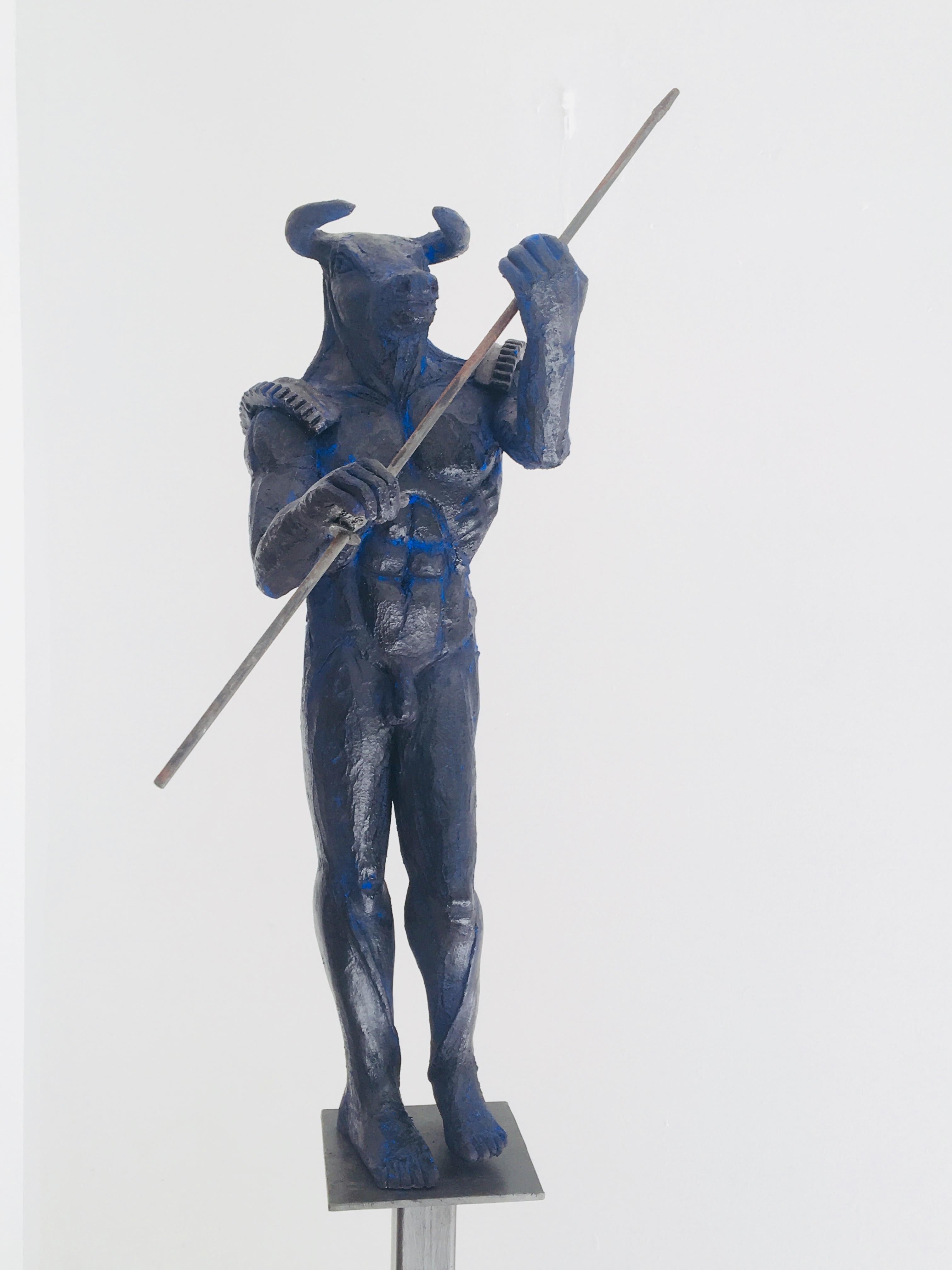 Mariko Figurative Sculpture – Minotaur (Papier von Skulpturen verfügbar)