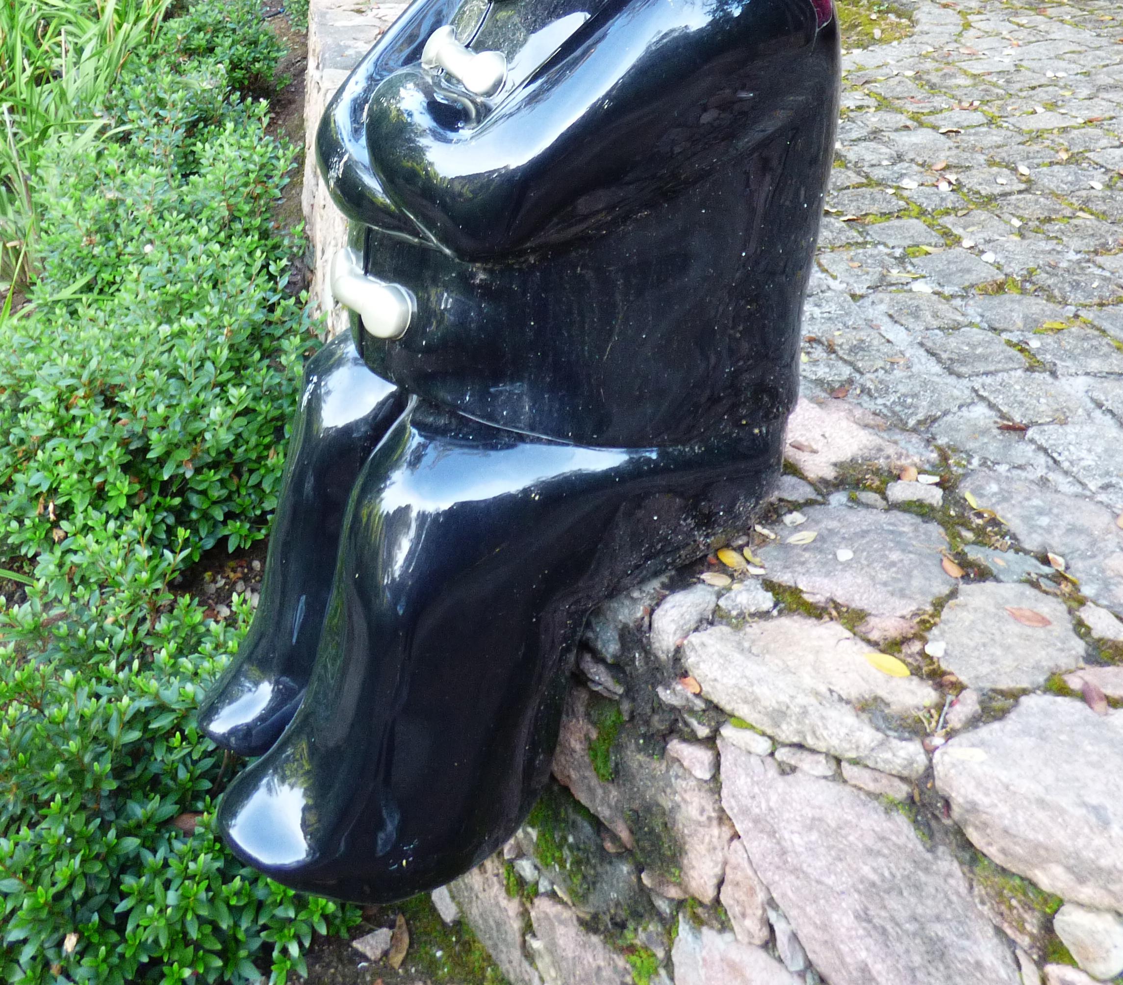 Visiteur Boudeur - Sculpture d'extérieur monumentale en résine contemporaine en vente 3