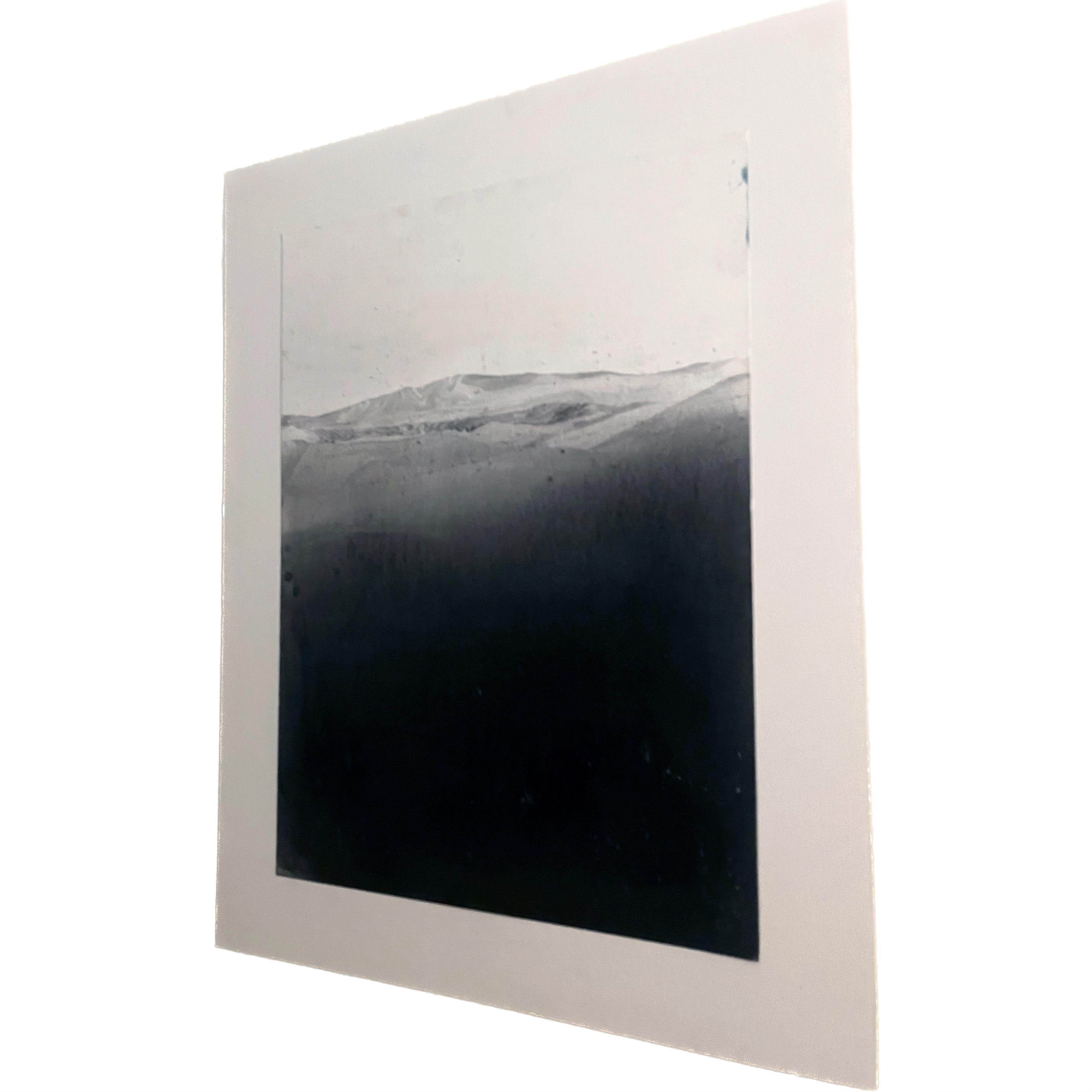 Schwarz-Weiß-Landschaft, Original-Kunst, hängefertig, hergestellt in Italien (Grau), Landscape Painting, von Marilina Marchica