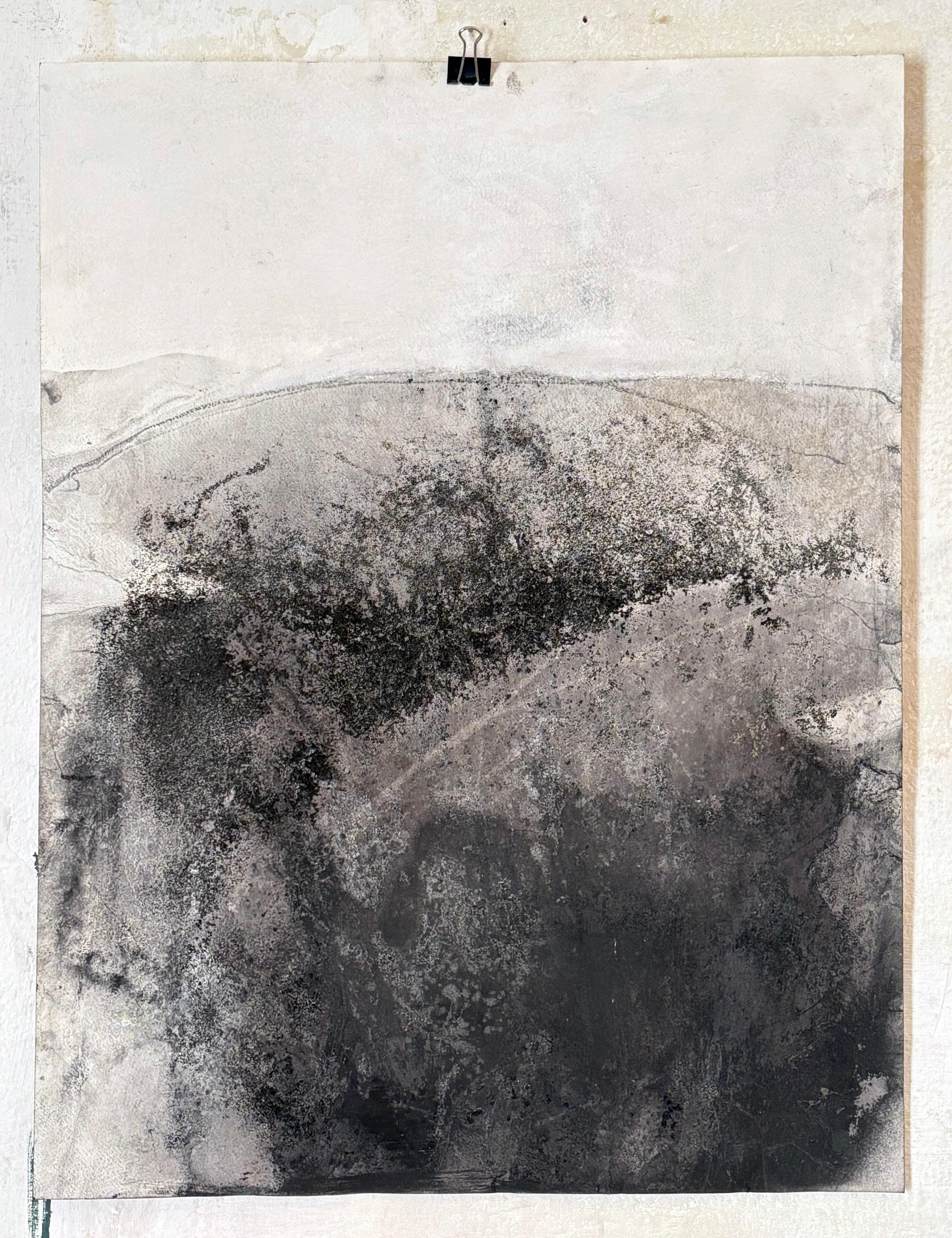 Traccia dell'Etna - Paesaggio astratto minimalista con terra vulcanica, Arte in bianco e nero su carta - Landscape Art Grigio di Marilina Marchica