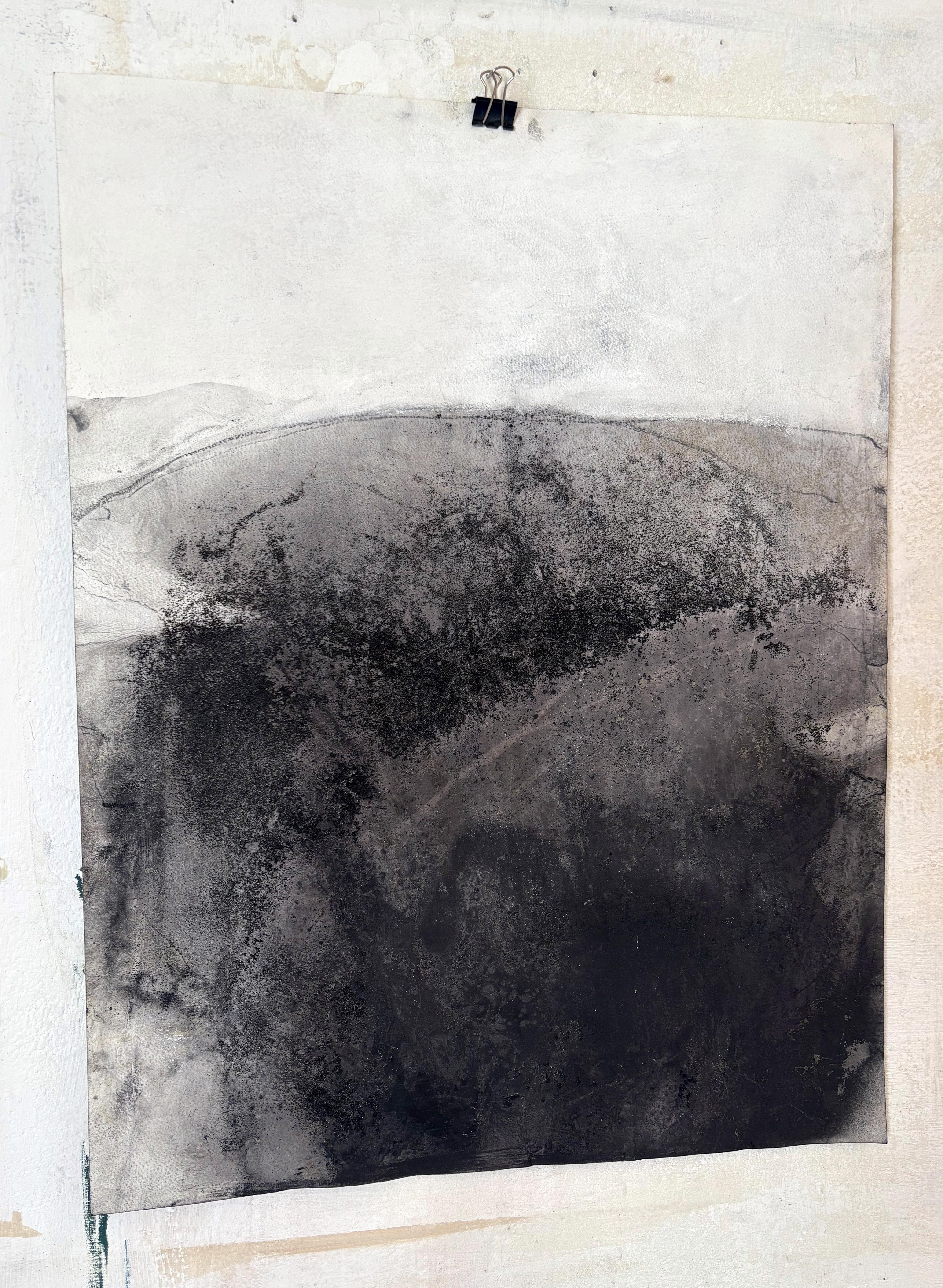 Traccia dell'Etna - Paesaggio astratto minimalista con terra vulcanica, Arte in bianco e nero su carta in vendita 1