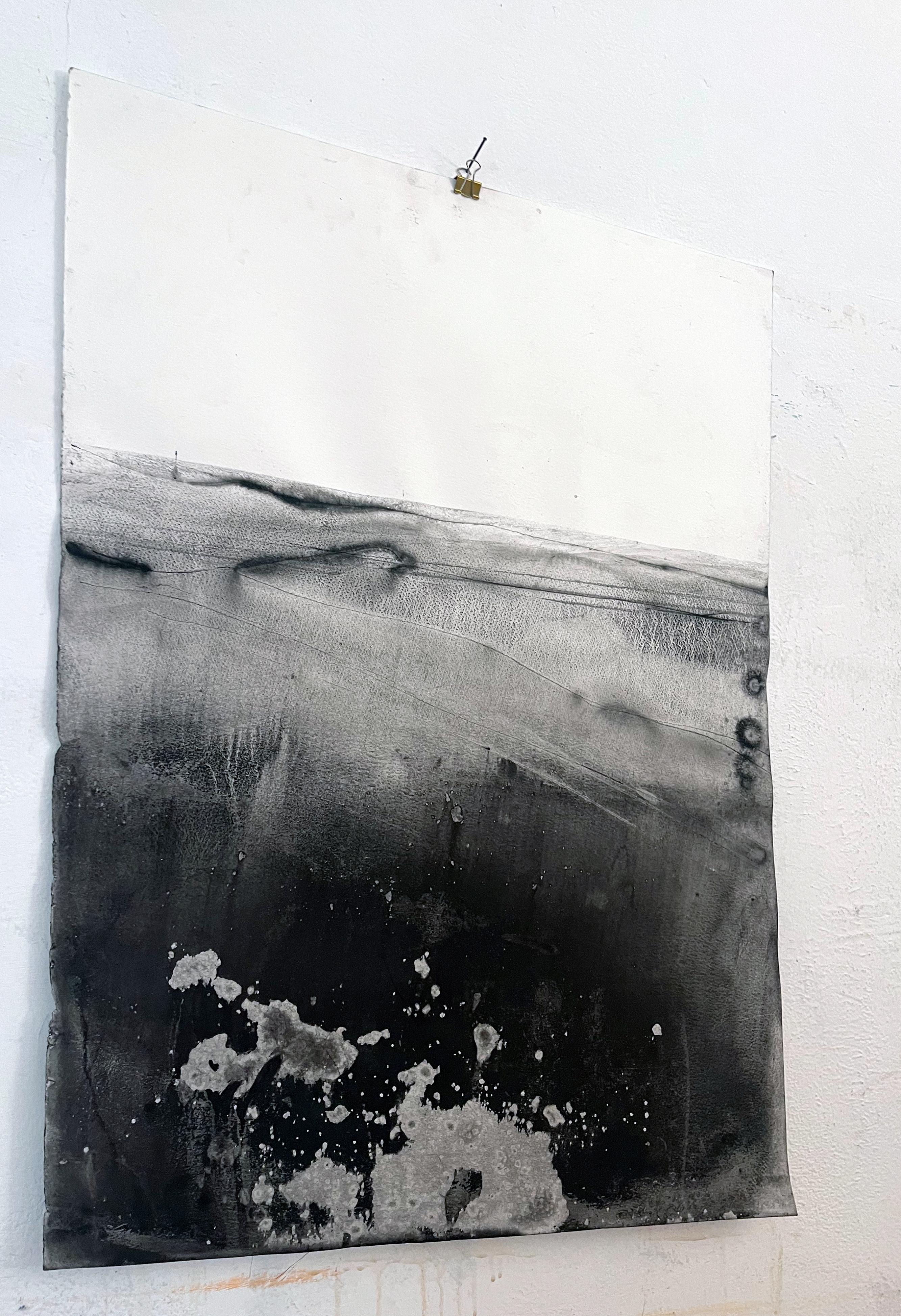 Landschaft BW
Mineralisches Oxid auf Papier (Canson Papier 300gr)
55x75 cm Rahmengröße 88x68 x3,4 cm
2022
Unikat
Das Gemälde kann mit hängefertigem Rahmen versandt werden, 
oder auf einem starren Träger mit Passpartout.
Einrahmungsoptionen können