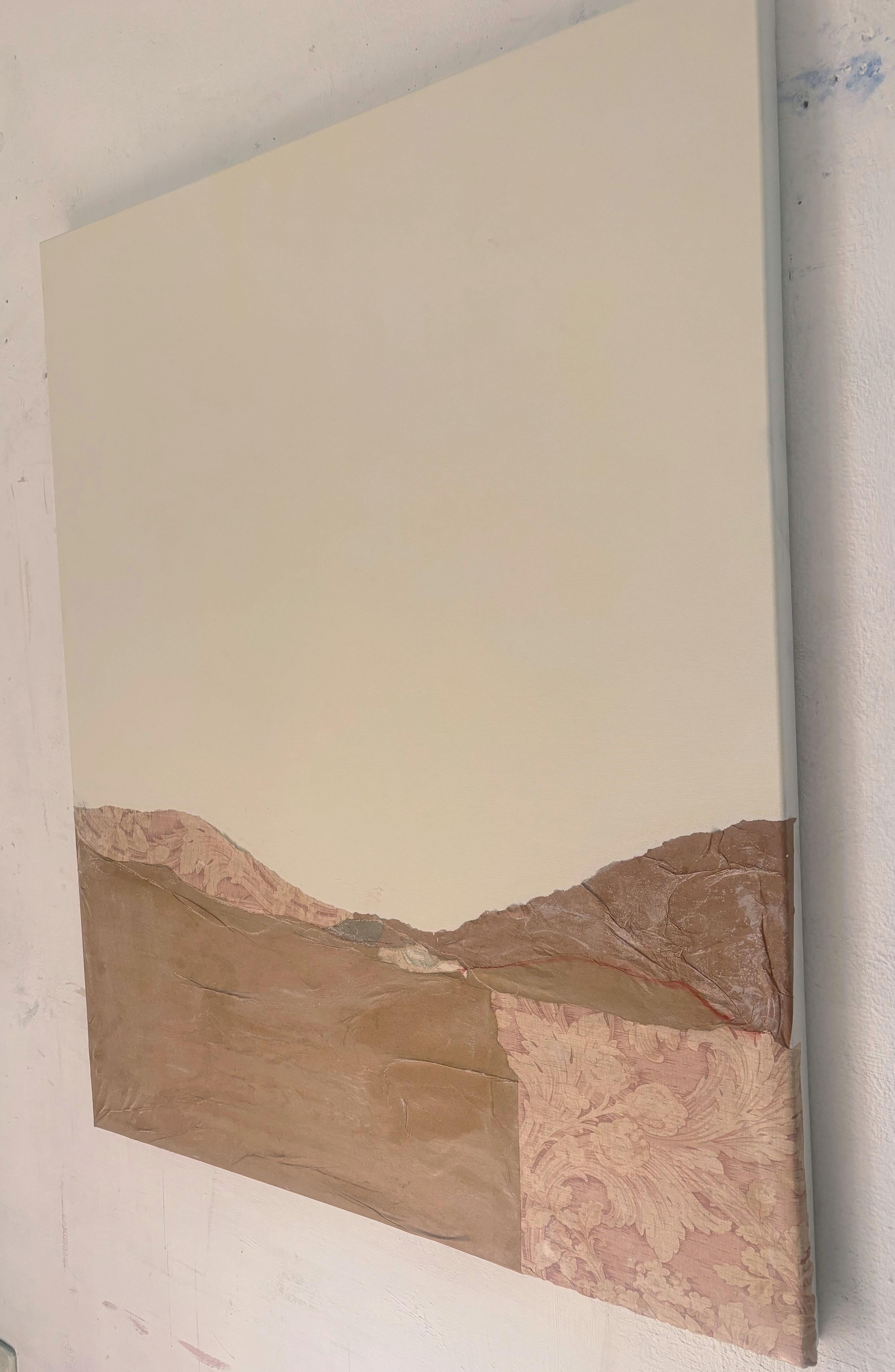 Paper Landscape è un'opera originale e unica di Marilina Marchica (1984, Italia).
Creato nel 2024, questo pezzo combina la pittura a tecnica mista con elementi di collage di carta da parati antica, evocando il ricordo di paesaggi fragili e