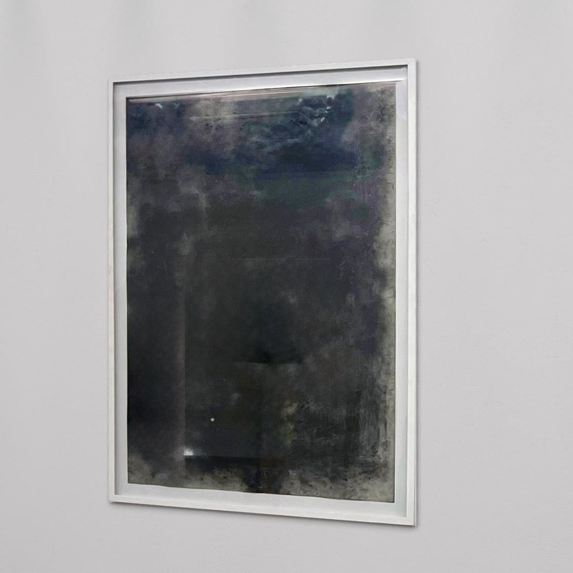 Tracce (2023) è un'opera originale su carta di grandi dimensioni (75x110 cm) dell'artista italiana Marilina Marchica, realizzata con ossidi minerali puri su carta Canson da 300 grammi. La profonda e atmosferica superficie nera suggerisce paesaggi in
