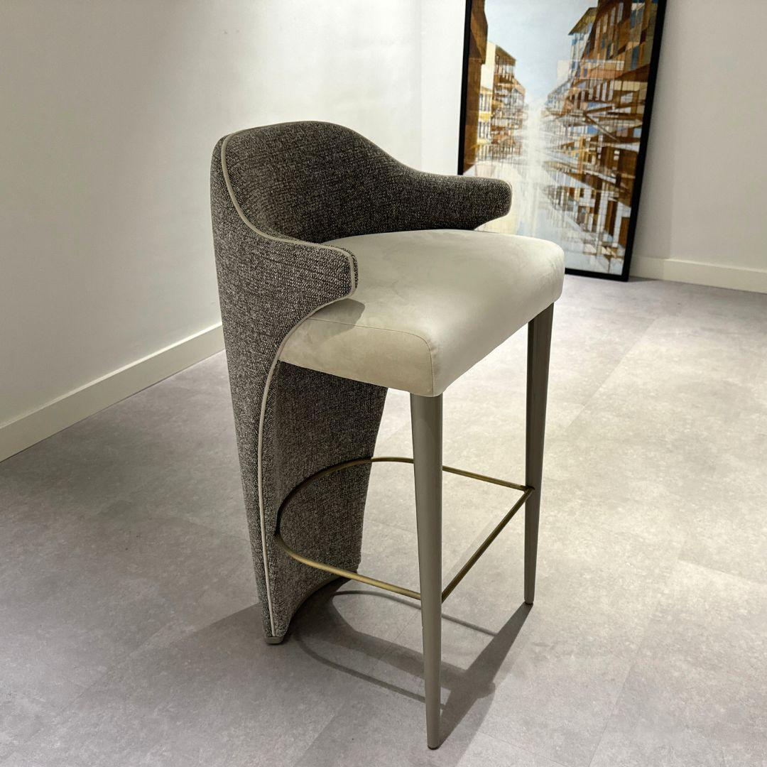 MARILYN bar stool: STOCK UNIT - Available for immediate delivery

The MARILYN bar stool, as the name suggests, has style, beauty, and modernity.
A statement bar stool to intensify a glamorous experience and remarkable moments.
The back of the chair