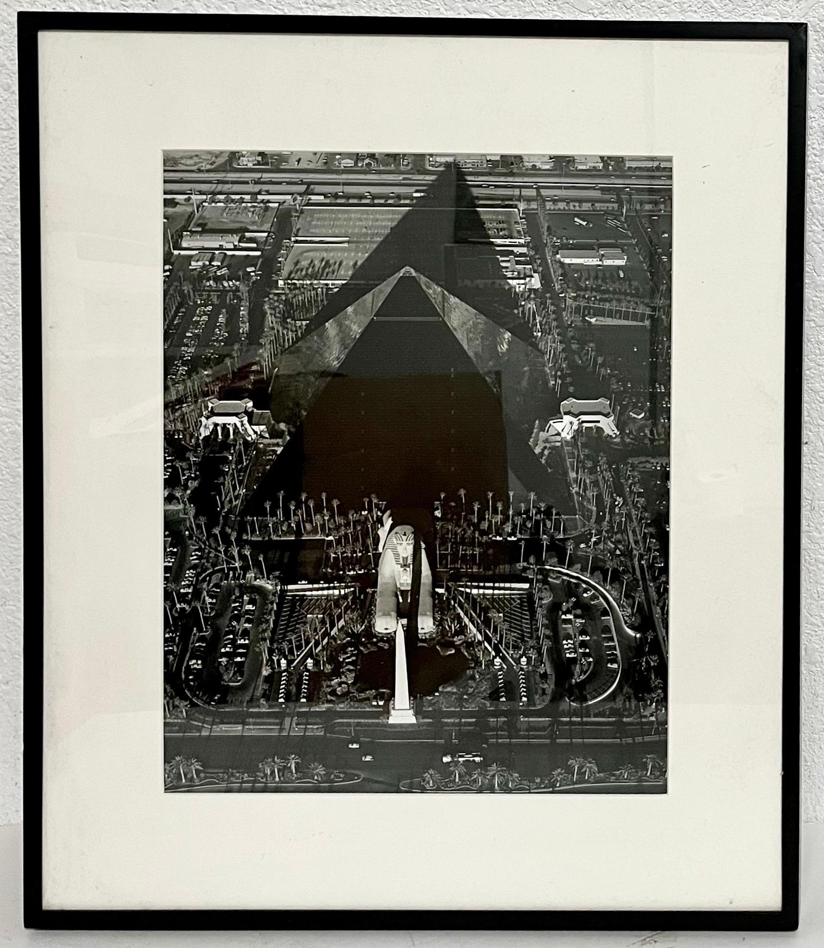 Marilyn Bridges (Amerikanerin, geb. 1948)
"Luxor, Las Vegas"
(Hotel auf dem weltberühmten Las Vegas, Nevada Strip)
1995
Silbergelatine-Fotodruck
16" x 20", Rahmen: 26.25" X 22.25"
Provenienz: Corporate Art Directions Inc. (bekannte