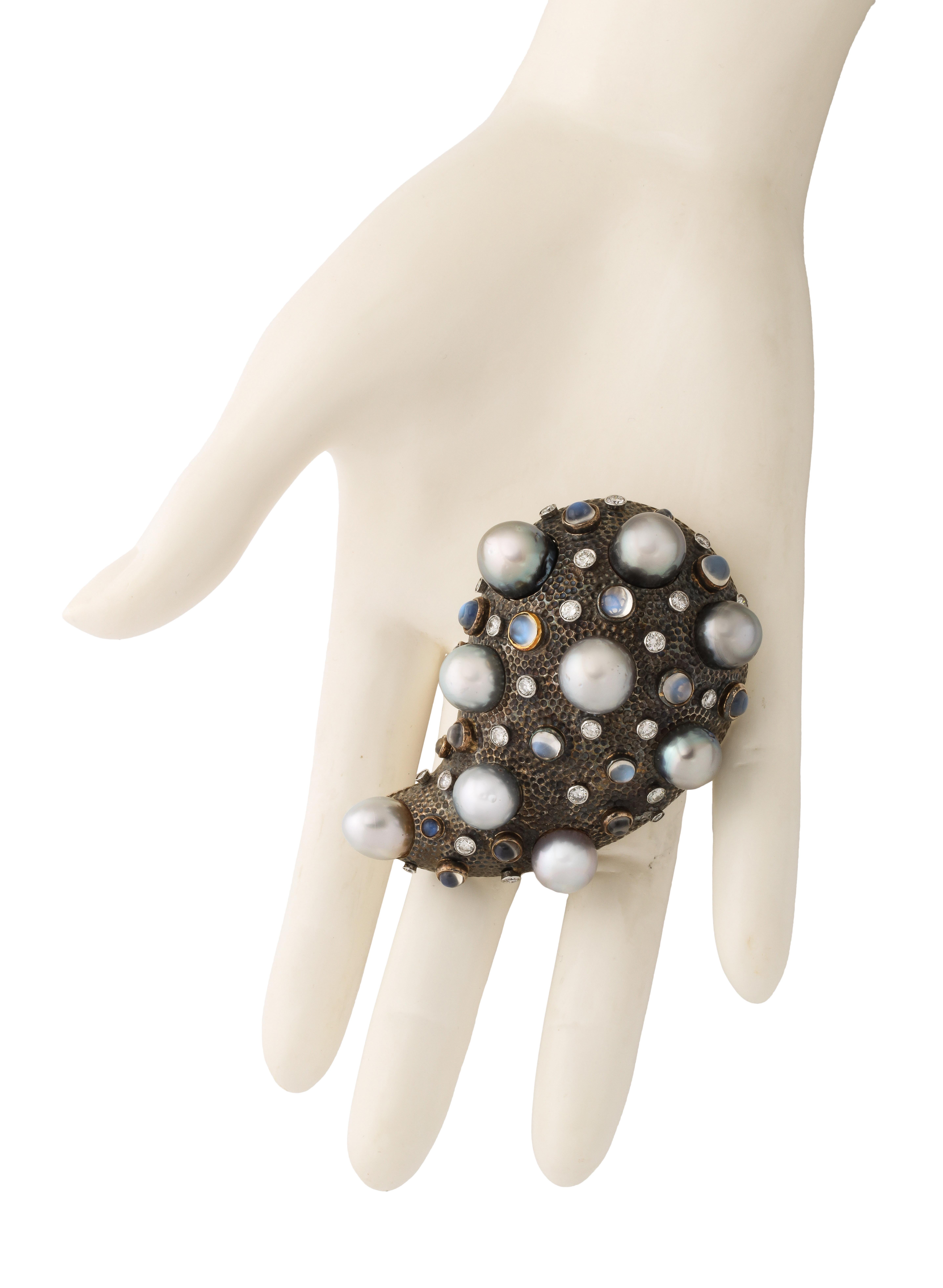 Marilyn Cooperman - Broche en perles, pierres de lune et diamants à motif de marguerite Excellent état - En vente à Bal Harbour, FL
