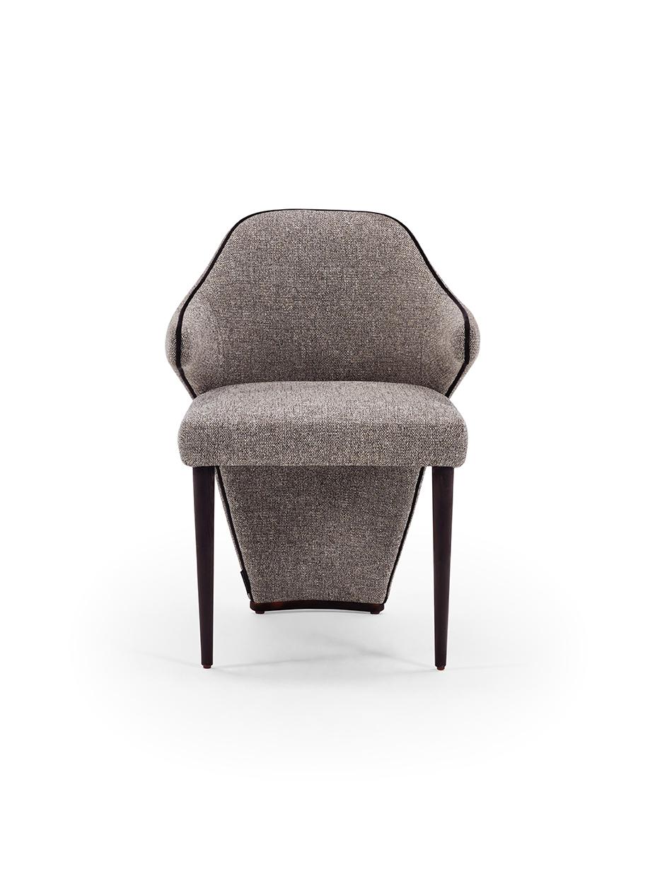 The welcoming shape of the revolutionary MARILYN chair was thought to envelop you in a deep sense of comfort. The bold design finds balance in the relaxing, immersive seating. Made with a solid wood structure, Marilyn features two solid wood front