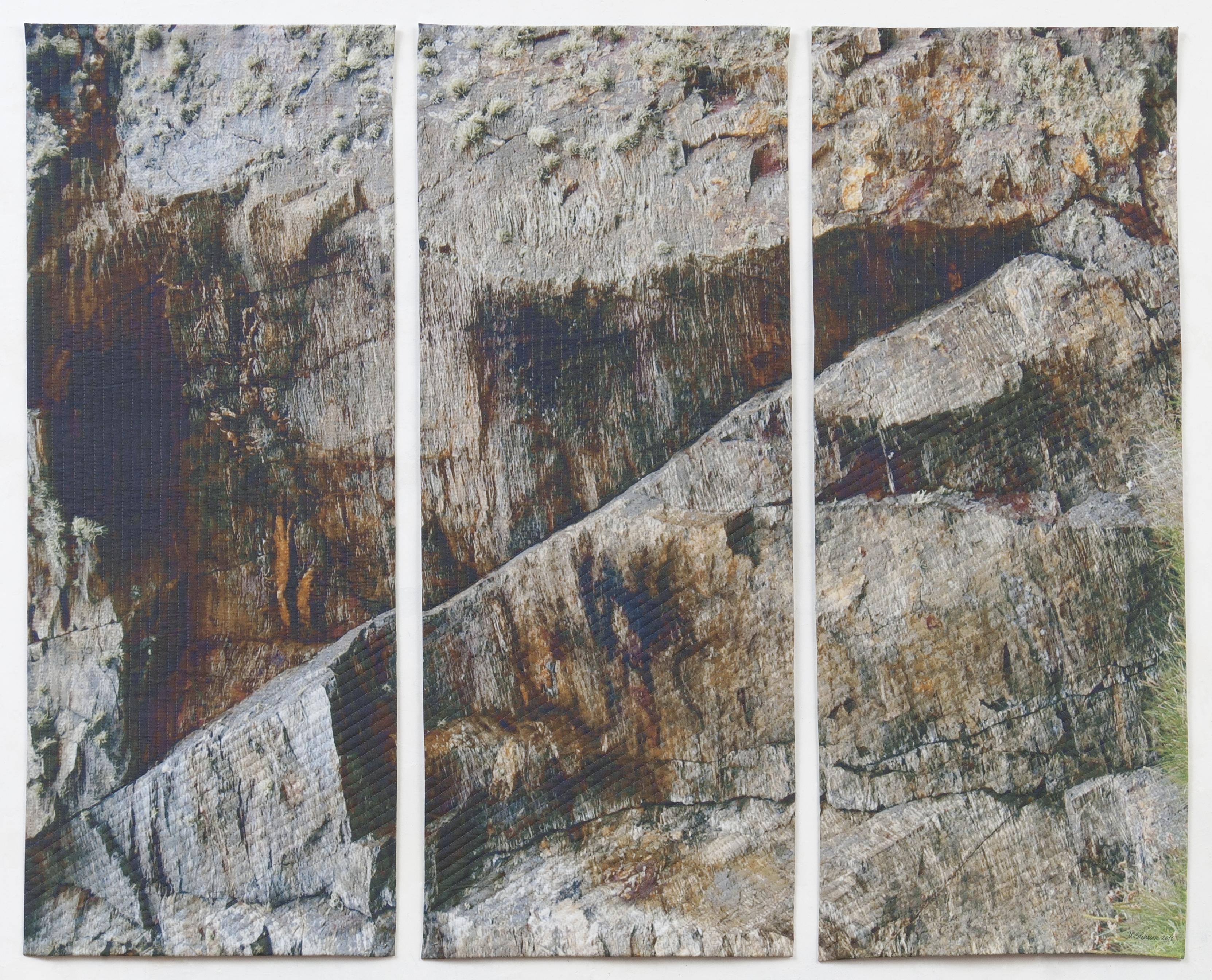 Tríptico Roca Gris, Técnica mixta sobre otro - Mixed Media Art de Marilyn Henrion