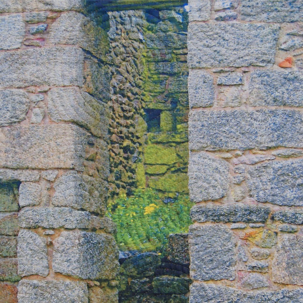 Fotografia manipolata digitalmente, stampa a pigmenti su cotone, trapuntatura a mano, barre d'appendimento in alluminio anodizzato incluse (invisibili dal davanti una volta appese) :: Mixed Media :: Contemporaneo :: Questo pezzo viene fornito con un