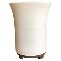 Marilyn Kay Austin Architectural Pottery Vase Pflanzgefäß auf Nussbaumsockel