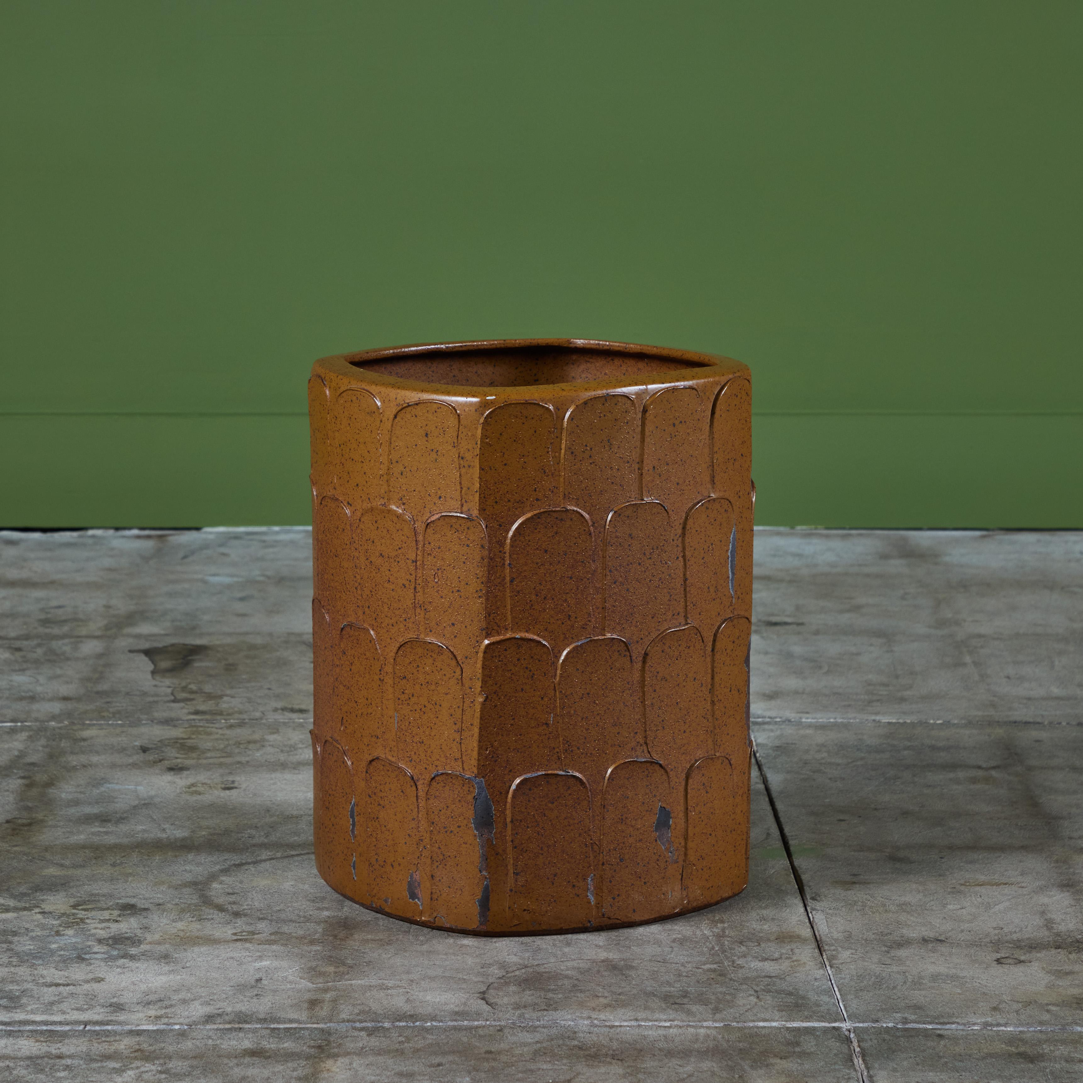 Glasiertes Pflanzgefäß der Keramikkünstlerin Marilyn Kay Austin für Architectural Pottery mit Glasur und Blattmuster von David Cressey. Dieses Exemplar hat eine abgerundete, quadratische Form und ein ganzflächiges Blattmuster. Die gesprenkelte