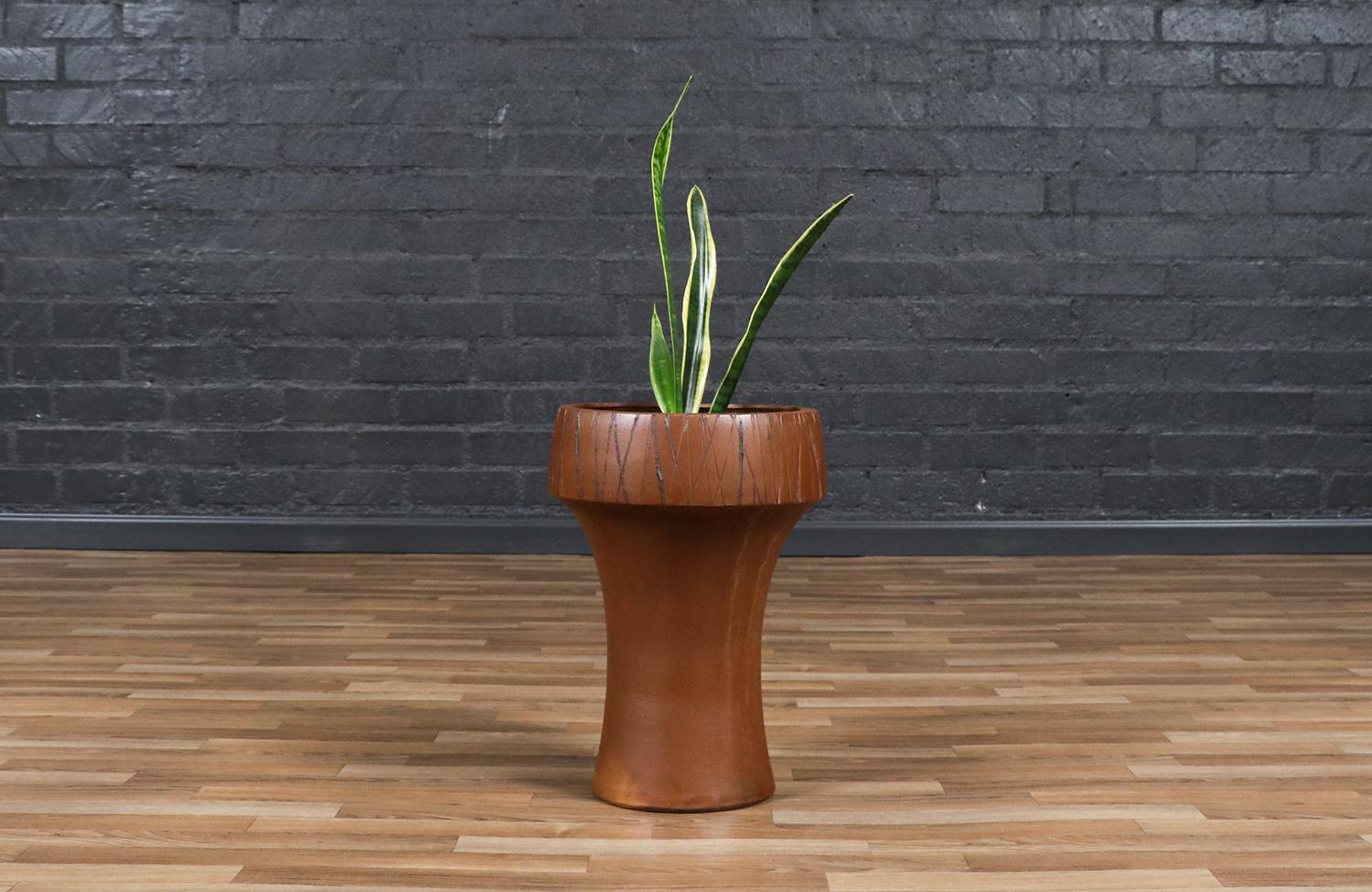 Marilyn Kay Austin Model-4002 Pro Artisan Pflanzgefäß für AP (Moderne der Mitte des Jahrhunderts) im Angebot