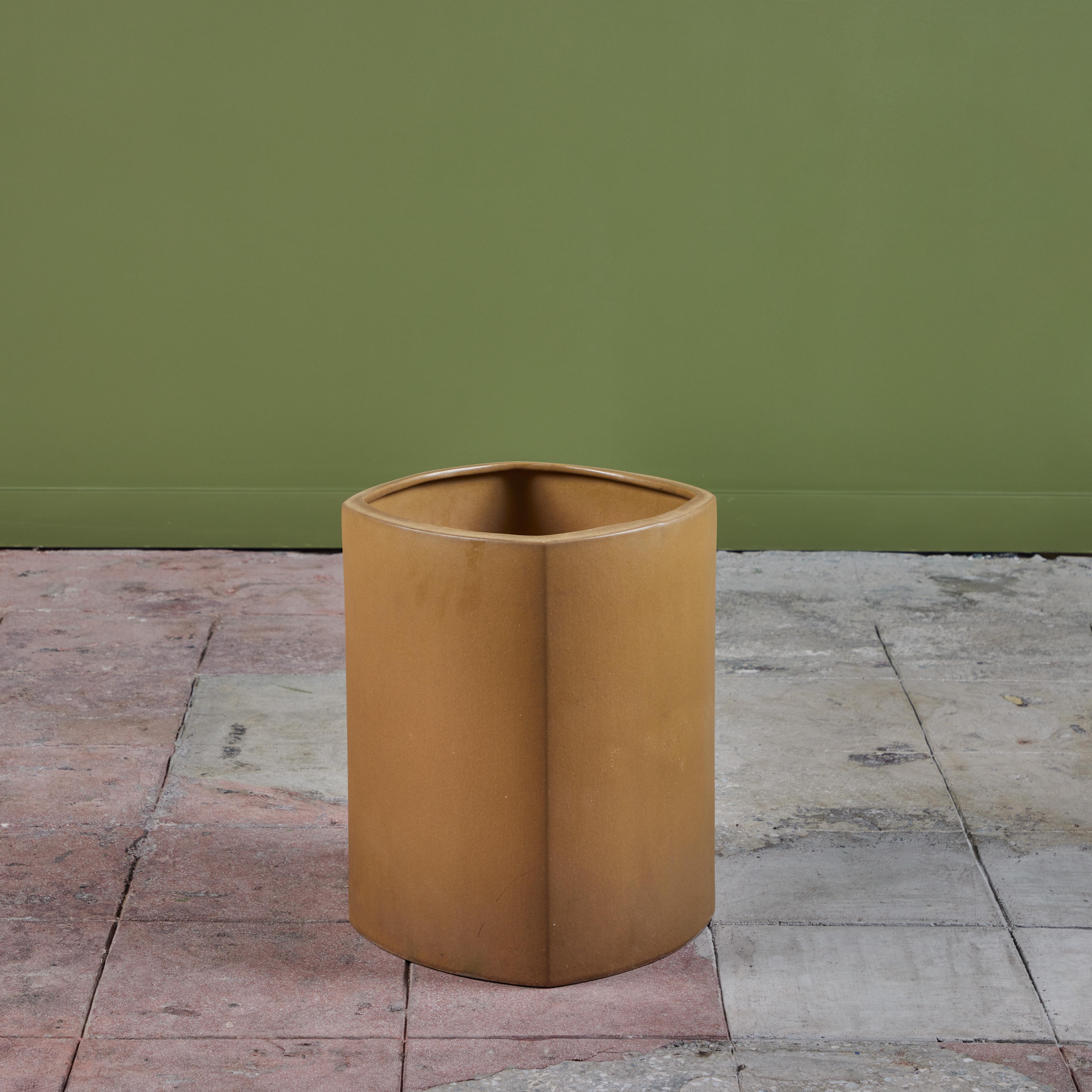 Jardinière émaillée en or par l'artiste céramiste Marilyn Kay Austin pour Architectural Pottery. Cet exemple présente une forme carrée arrondie. Le glaçage doré se retrouve aussi bien à l'intérieur qu'à l'extérieur. Peut être utilisé comme un