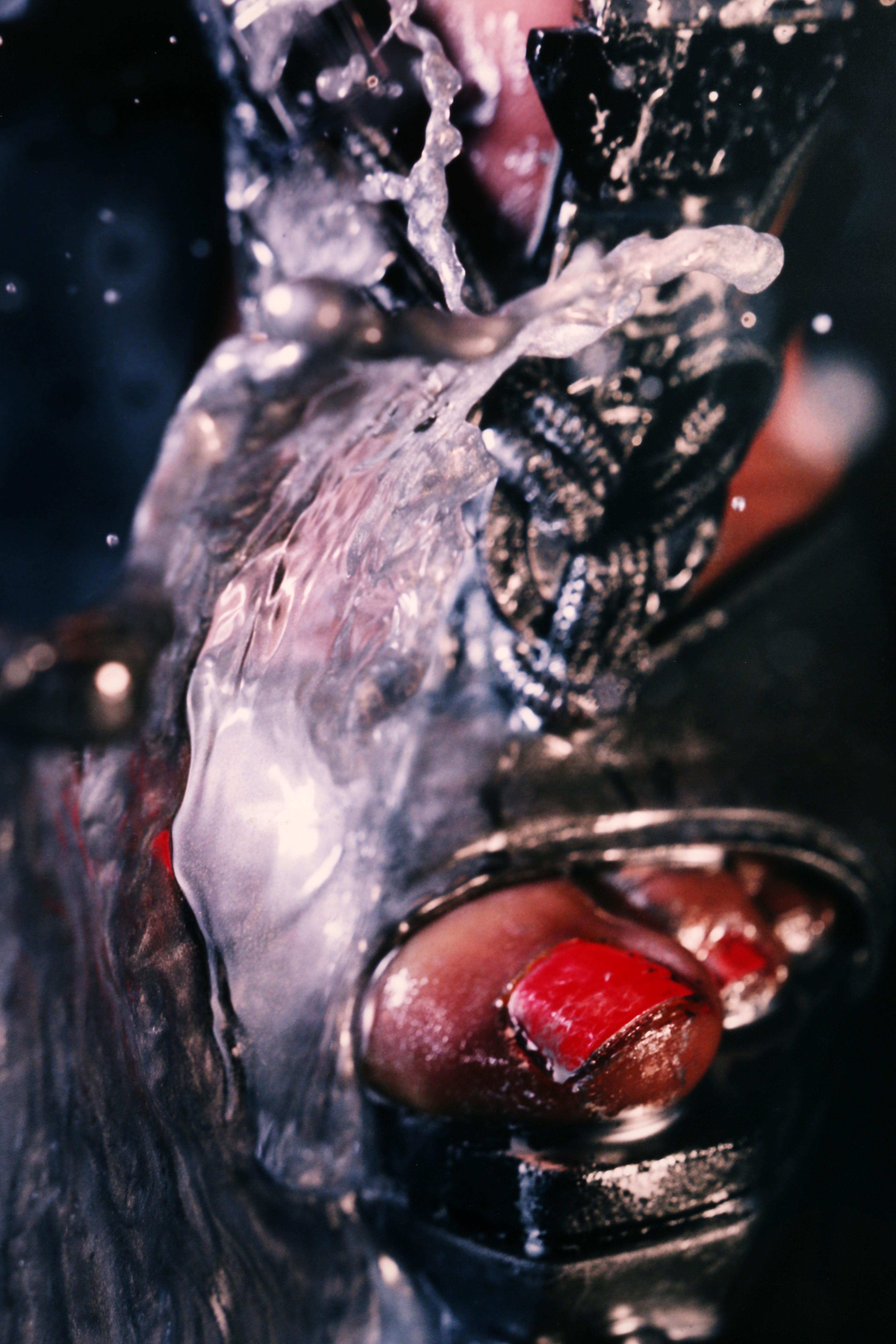 Anschwellen (Schwarz), Figurative Photograph, von Marilyn Minter 