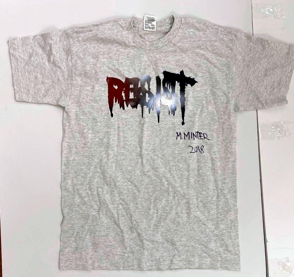 T-shirt RESIST XL signé et daté à la main par Marilyn Minter, protestant contre Trump