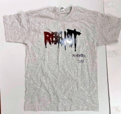 T-shirt RESIST XL signé et daté à la main par Marilyn Minter, protestant contre Trump