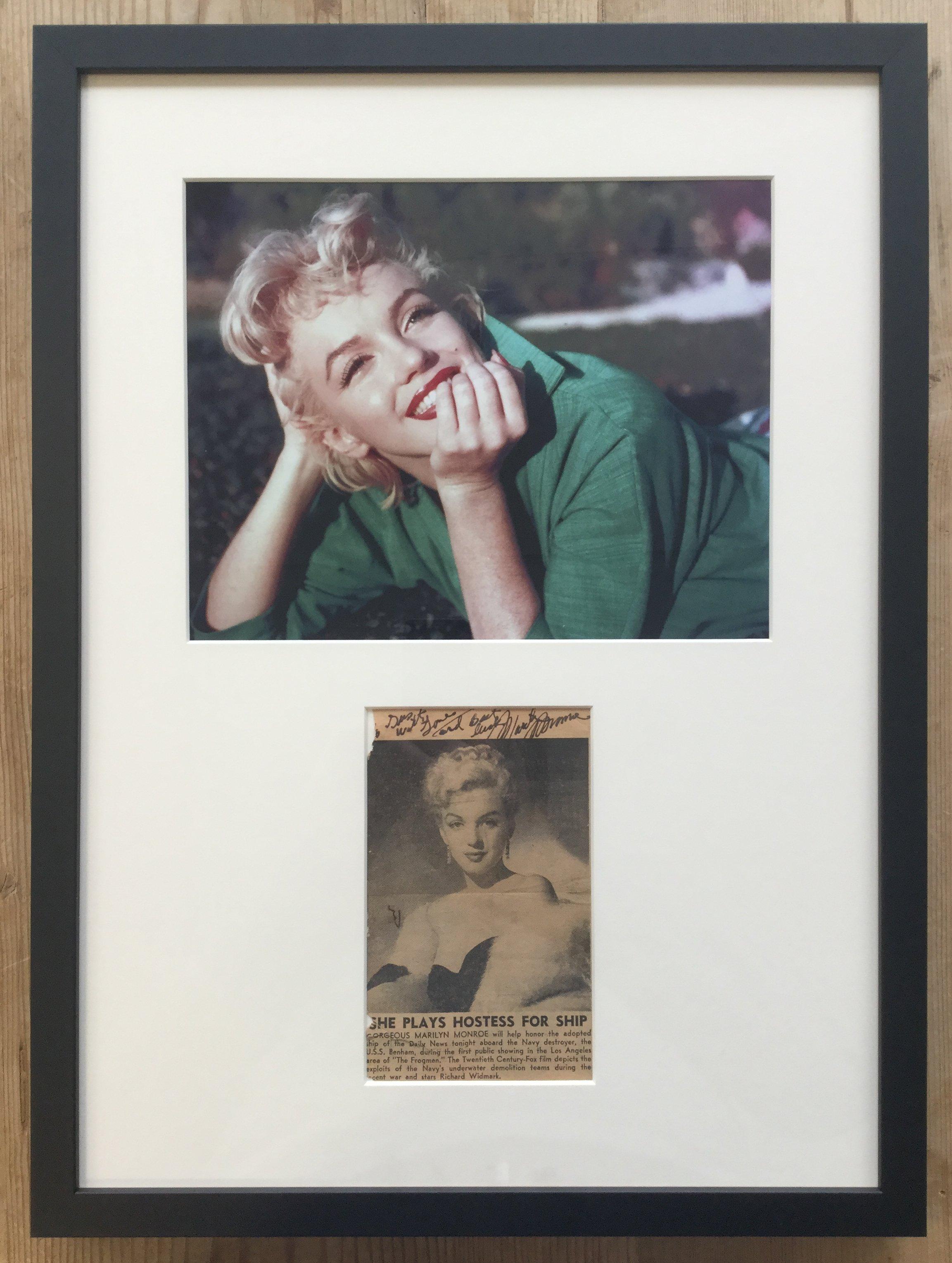 Marilyn Monroe autographe sur une coupure de presse

Signé le 19 juin 1951 pour un militaire de l'US Navy - superbe provenance

Encadrement attrayant en verre de conservation filtrant les UV

Marilyn Monroe (1926-1962) n'a plus besoin d'être