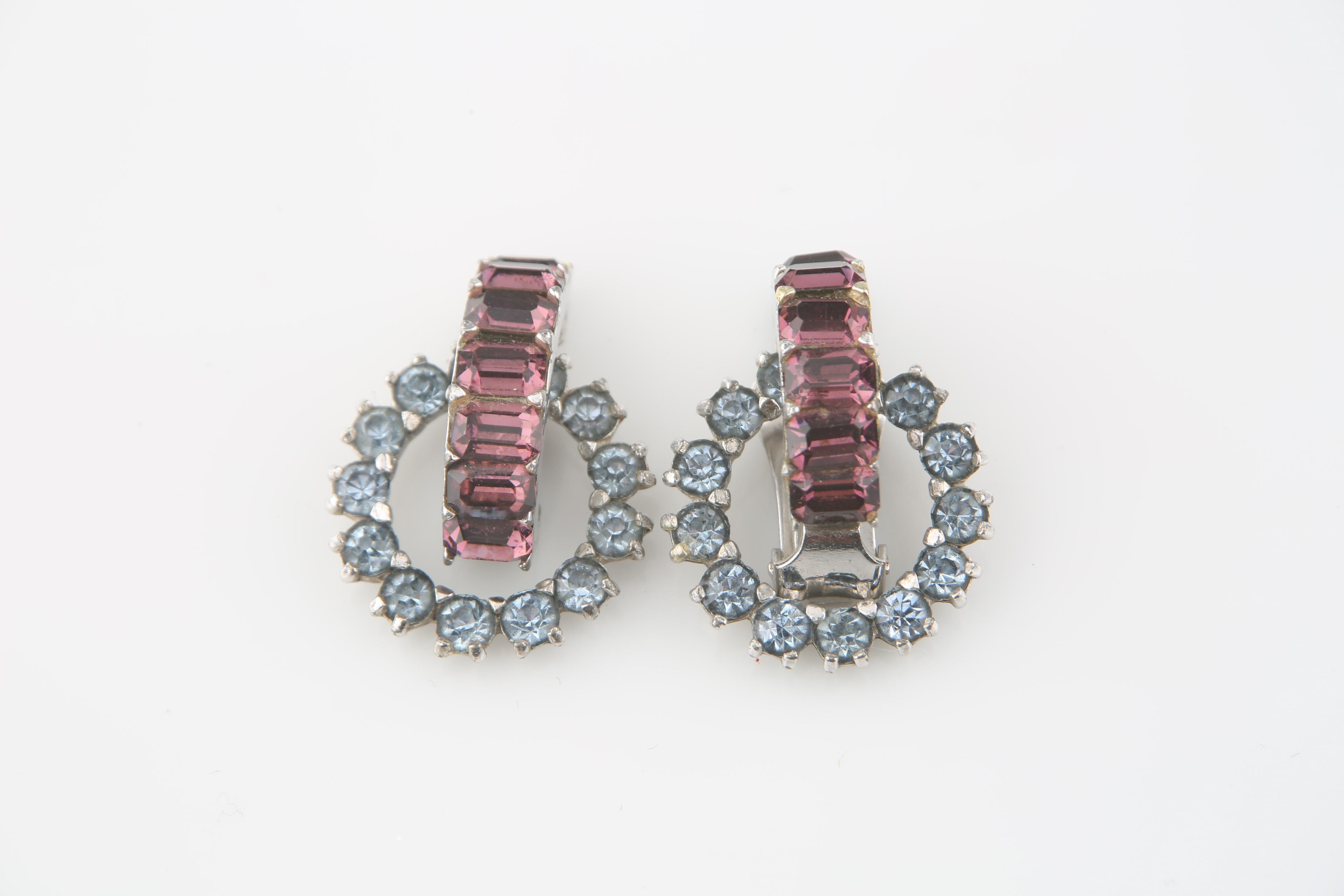 Ensemble de bracelets et boucles d'oreilles portés et possédés par Marilyn Monroe
Monture en métal doré avec strass bleu et rouge foncé
Portée au cinéma dans le film 