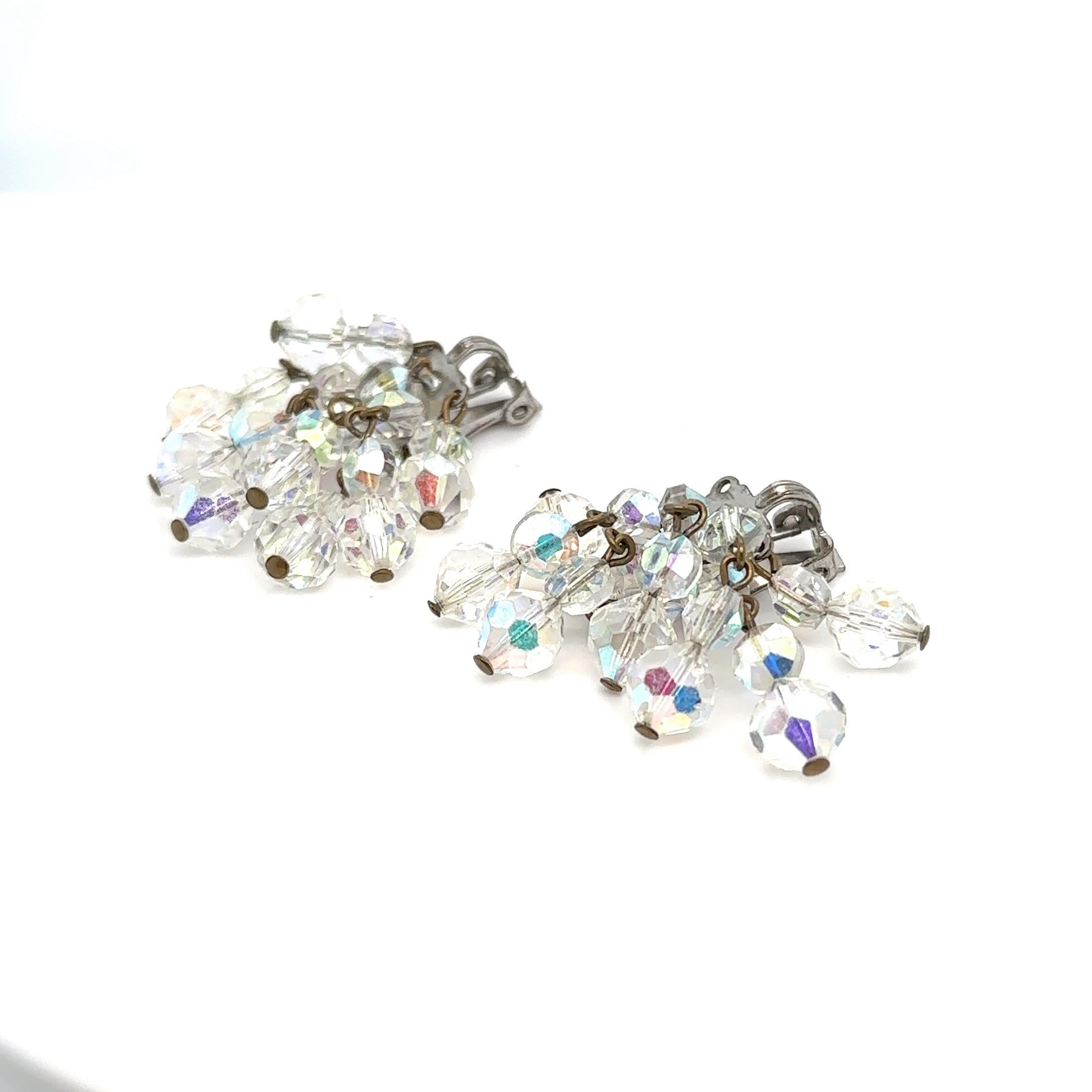 Orecchini a clip iridescenti con fili pendenti di cristalli graduati. 
A un orecchino manca un singolo filo di cristalli. 
1,5 pollici
Questi delicati orecchini di cristallo erano spesso indossati da Marilyn, aggiungendo un tocco di eleganza senza