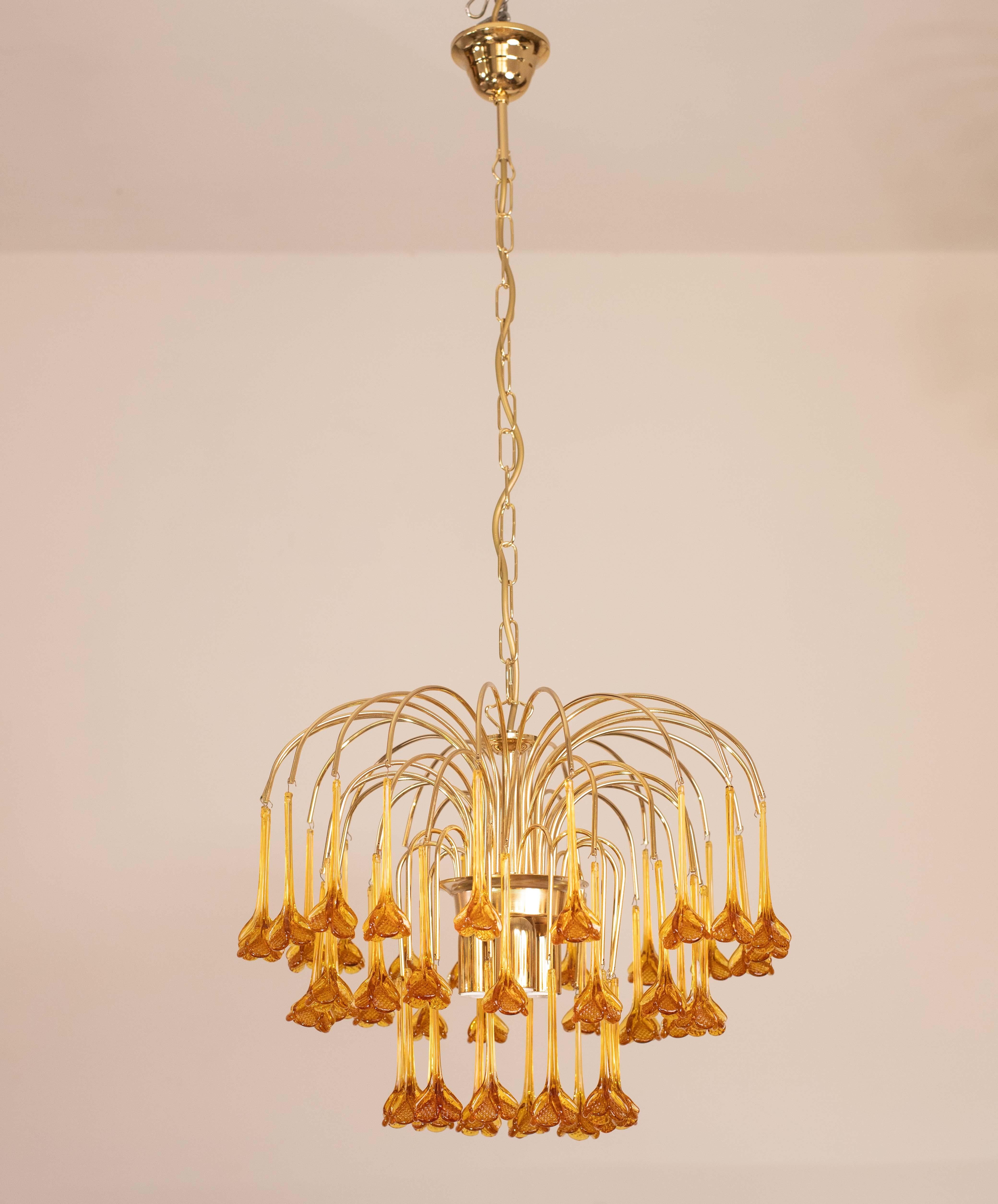 Grazioso lampadario di Murano con gocce di fiori in vetro di Murano arancione nello stile de La Cascata di Venini ispirato all'iconica attrice Marilyn Monroe.

periodo degli anni '70 circa.

Il lampadario è composto da tondi ad albero con pendenti a