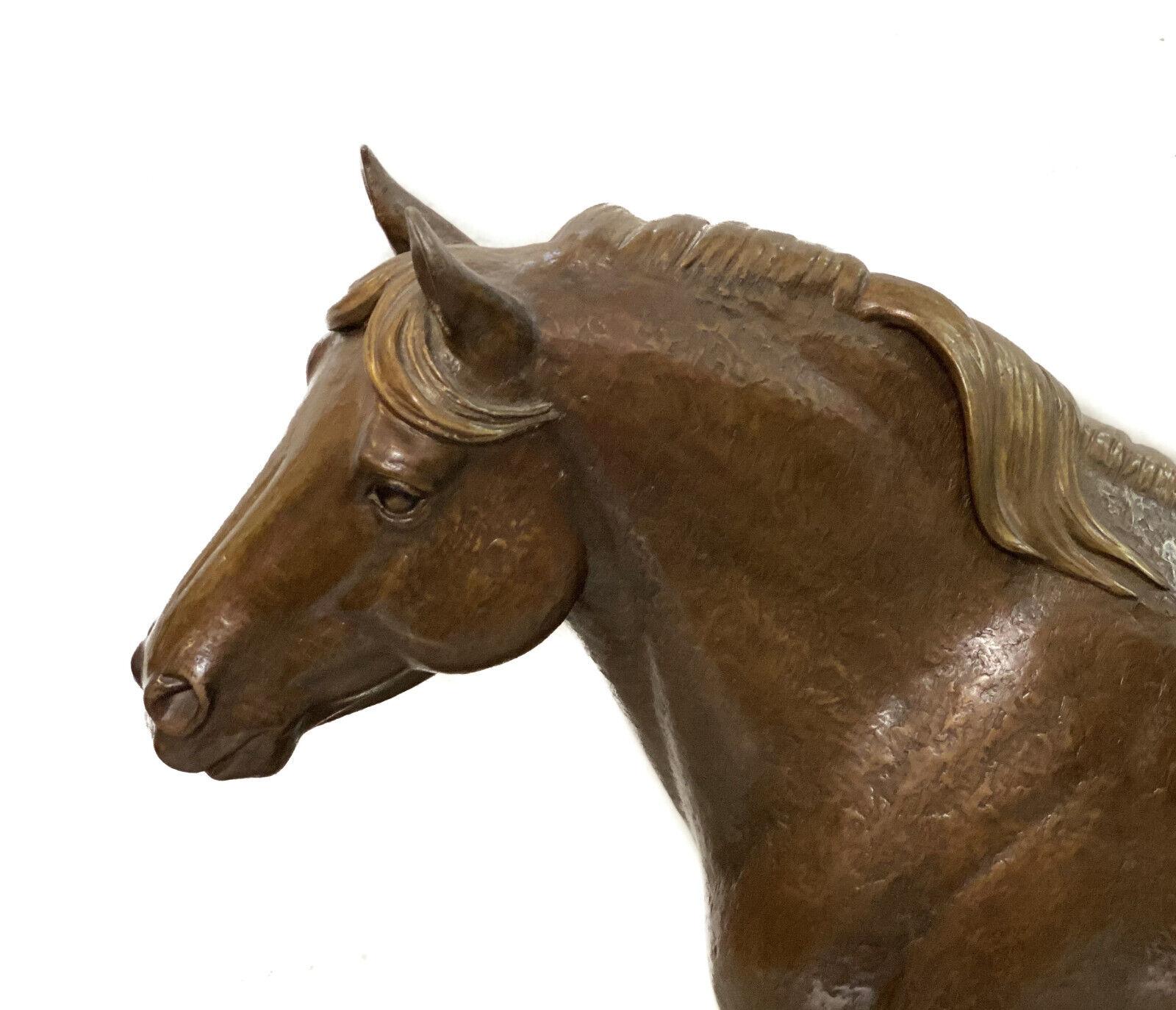 Marilyn Newmark Sculpture de cheval en bronze, Herculean Edition limitée à 5 exemplaires, 1994

La sculpture représente un étalon trotteur au modèle réaliste, à la peau texturée et même patinée, assis sur une base en bois. Les plaques de