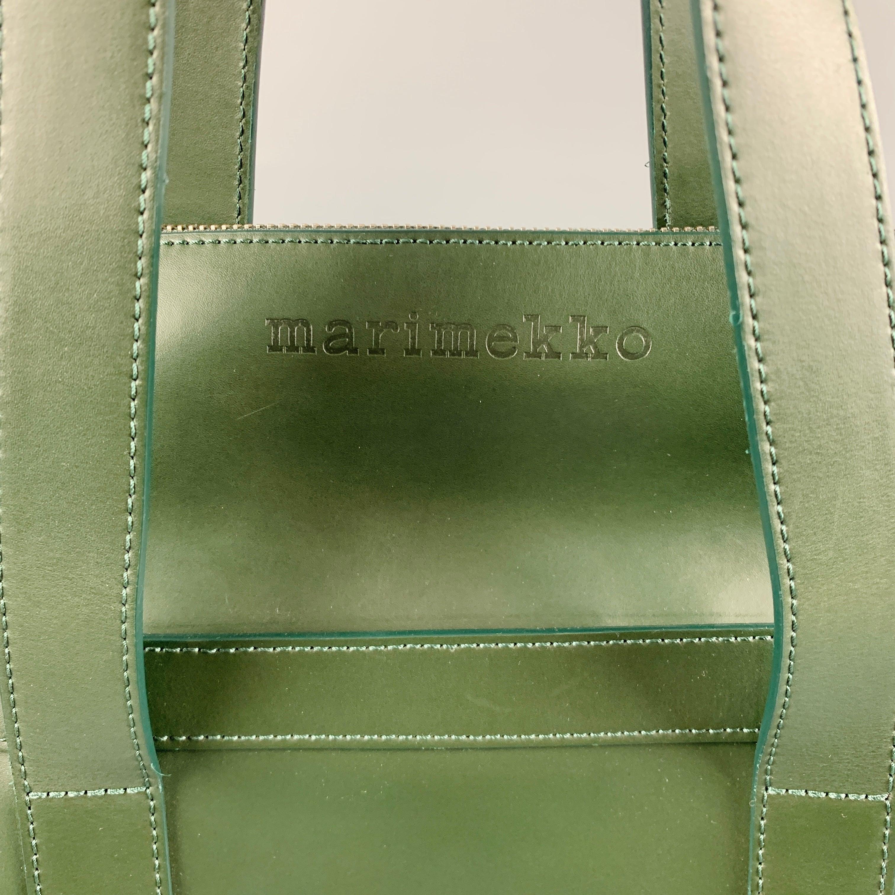 MARIMEKKO handbag
in a
green leather fabric featuring a tote style, silver tone hardware, and zip closure. Made in Hungary.Excellent Pre-Owned Condition. 

Marked:   048918/103226 

Measurements: 
  Length: 21 inches Width: 7.25 inches Height: 15