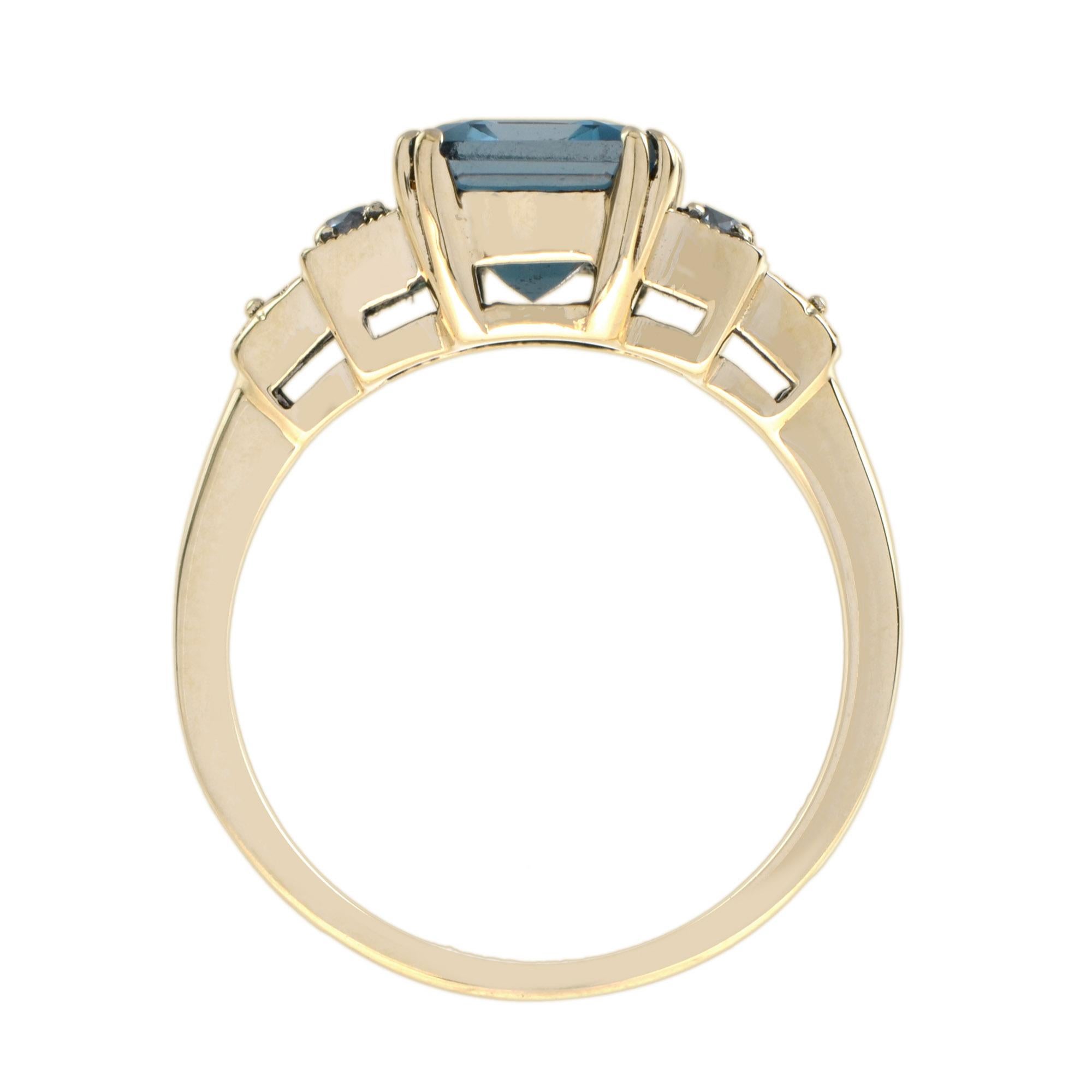 Marin Bague de fiançailles en or 9 carats avec saphirs bleus et blancs taille émeraude de Londres en vente 1