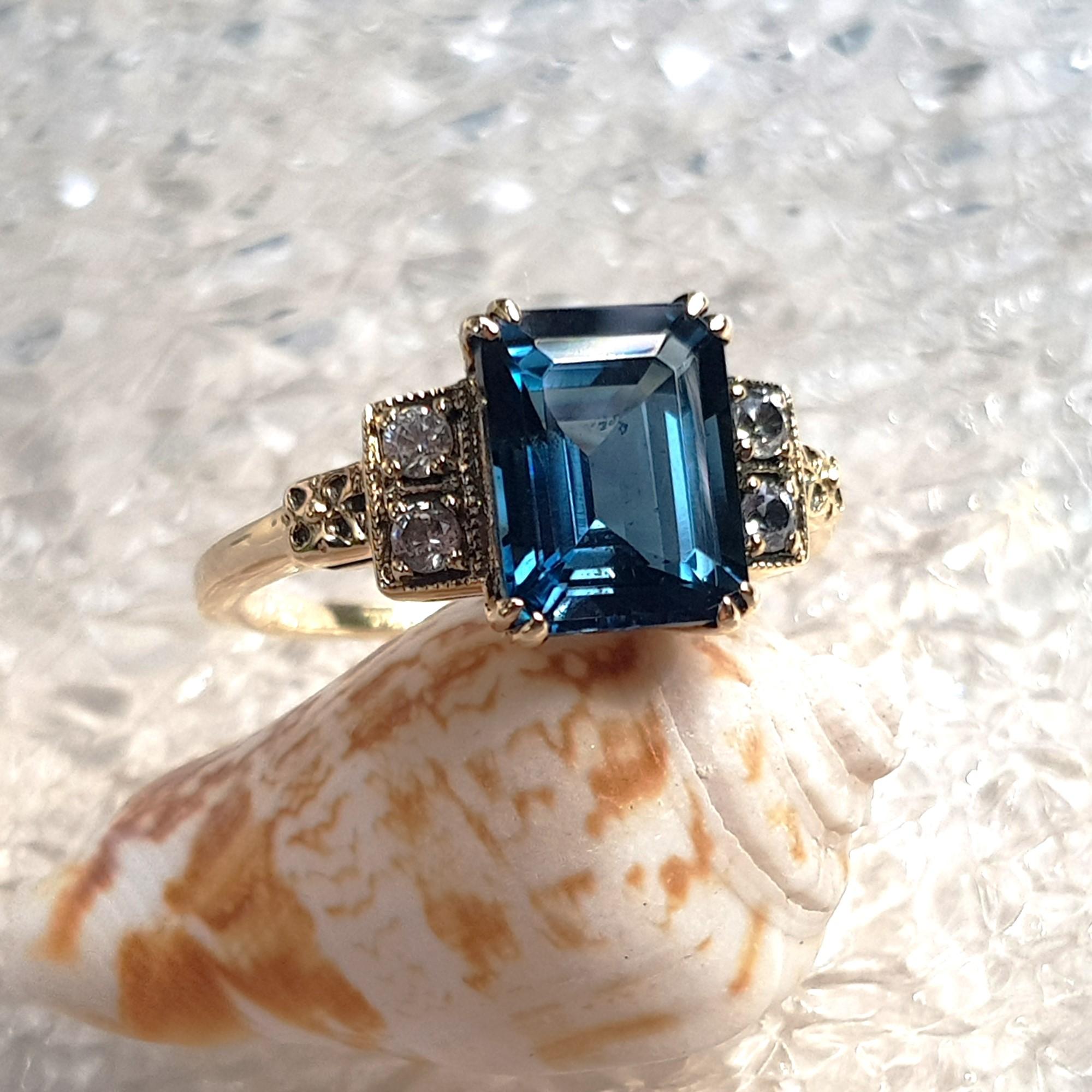 Marin Verlobungsring aus 9 Karat Gold mit blauem und weißem Saphir im Smaragdschliff (Art déco) im Angebot