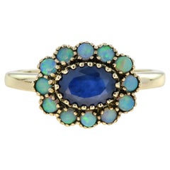 Marin Fleur Cluster-Ring aus 9 Karat Gelbgold mit ovalem blauem Saphir und Opal