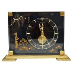 Une horloge de cheminée "Marina" en jaeger-LeCoultre du milieu du siècle sur socle en laiton