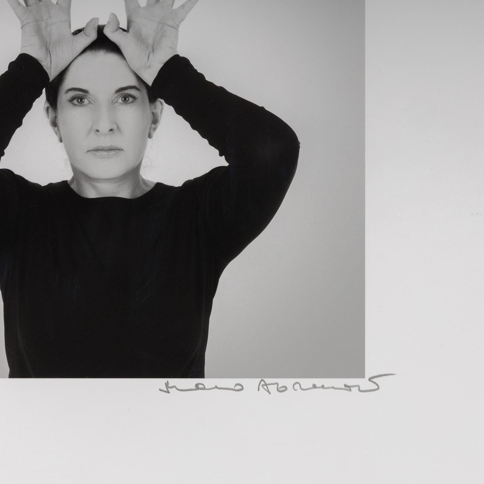 Las manos como receptoras de energía - Photograph Contemporáneo de Marina Abramovic