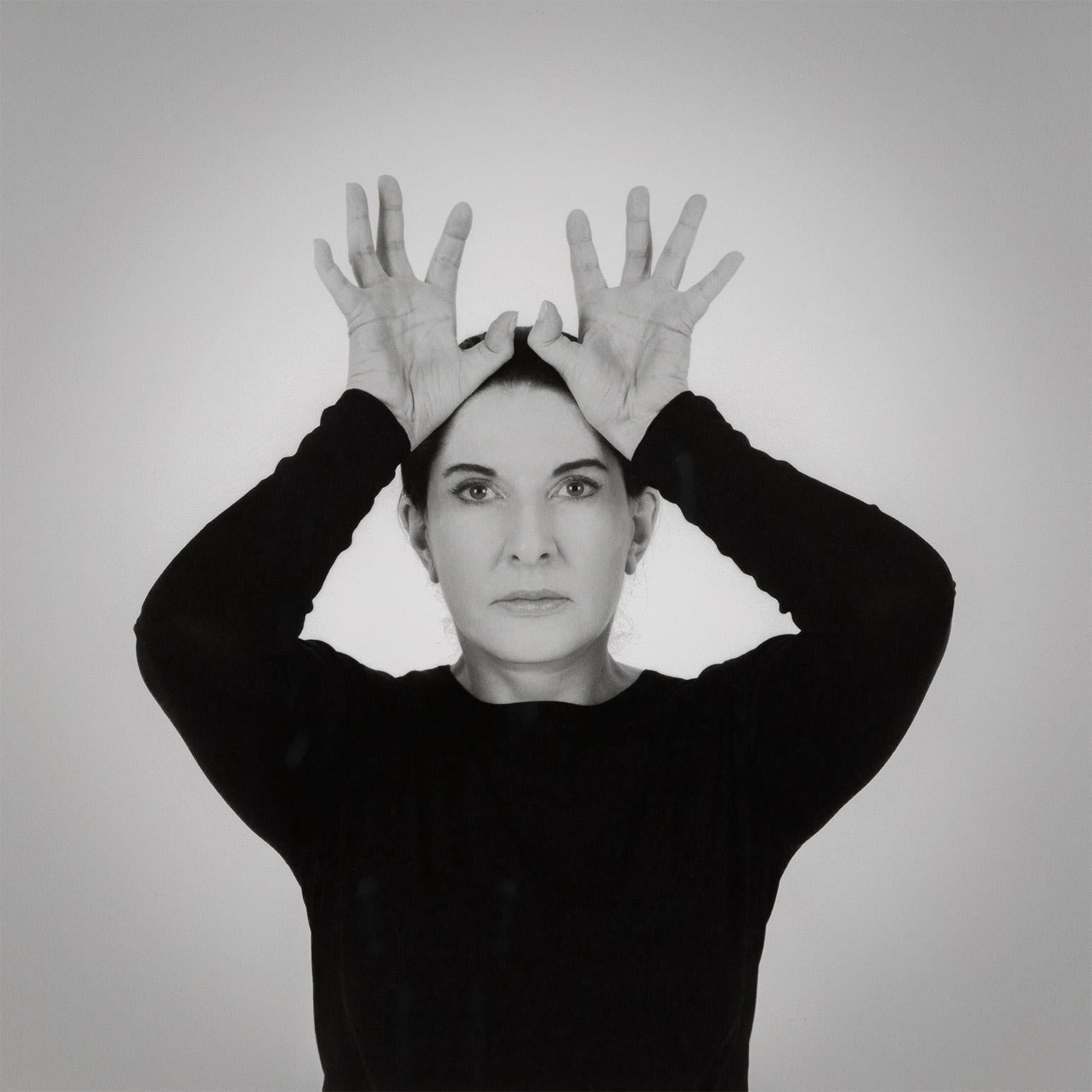 Las manos como receptoras de energía - Portrait Photograph Gris de Marina Abramovic