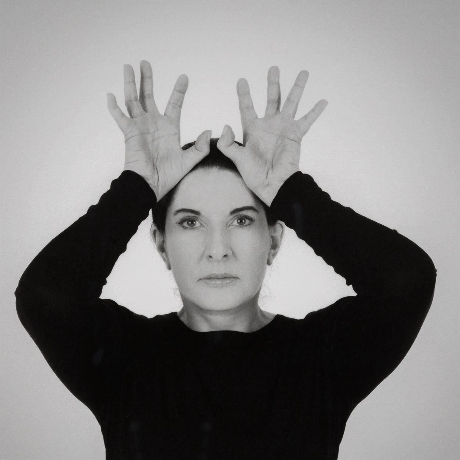La inimitable Marina Abramović (nacida en 1946) es una artista de la performance de origen serbio cuyo trabajo pionero ha ampliado los límites de la mente y el cuerpo, y la relación entre el artista y el público.

Utilizando su cuerpo como sujeto y