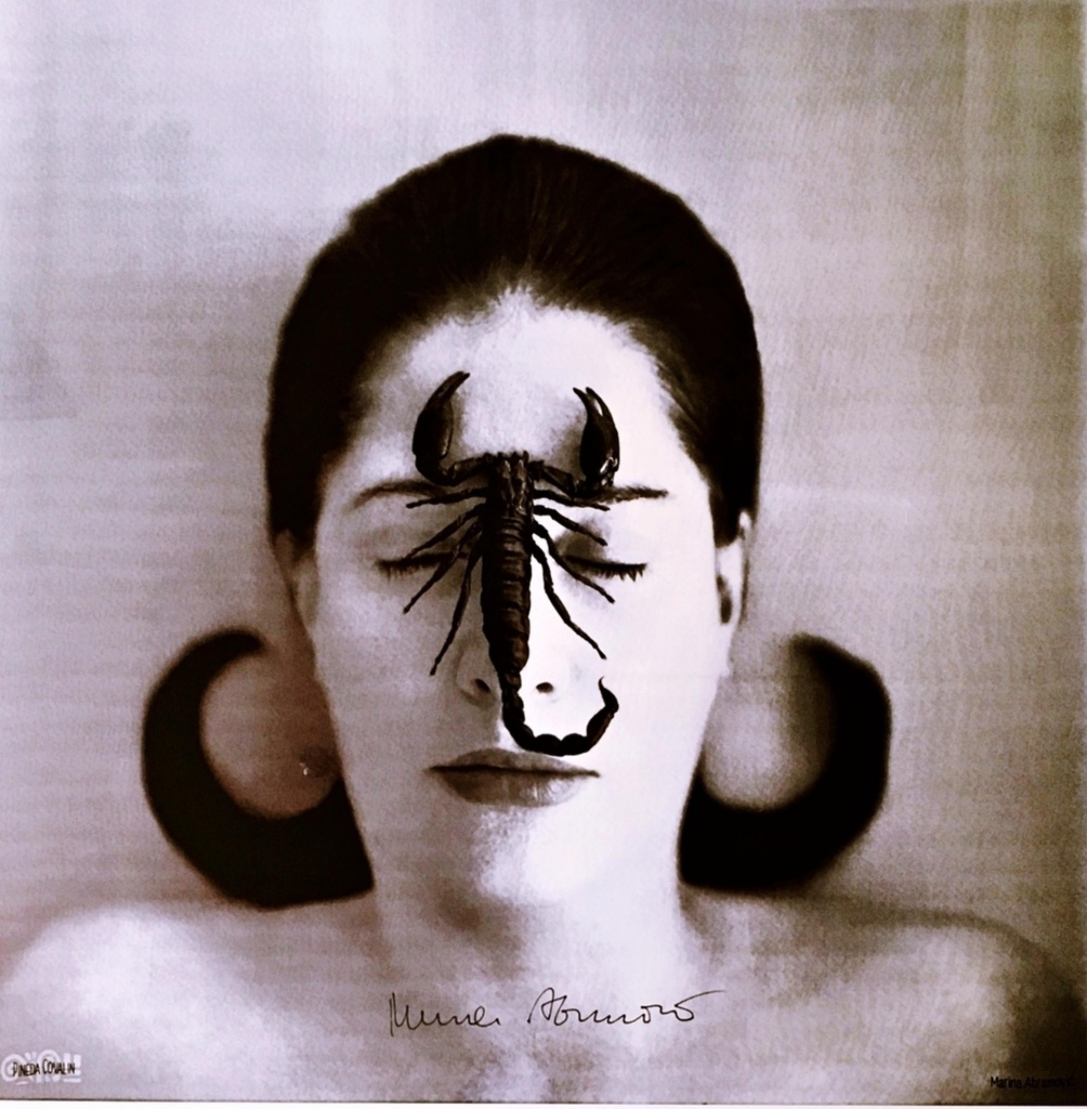 Foulard : Hommage à Frida Kahlo Portrait avec scorpion, SIGNÉ par Marina Abramović