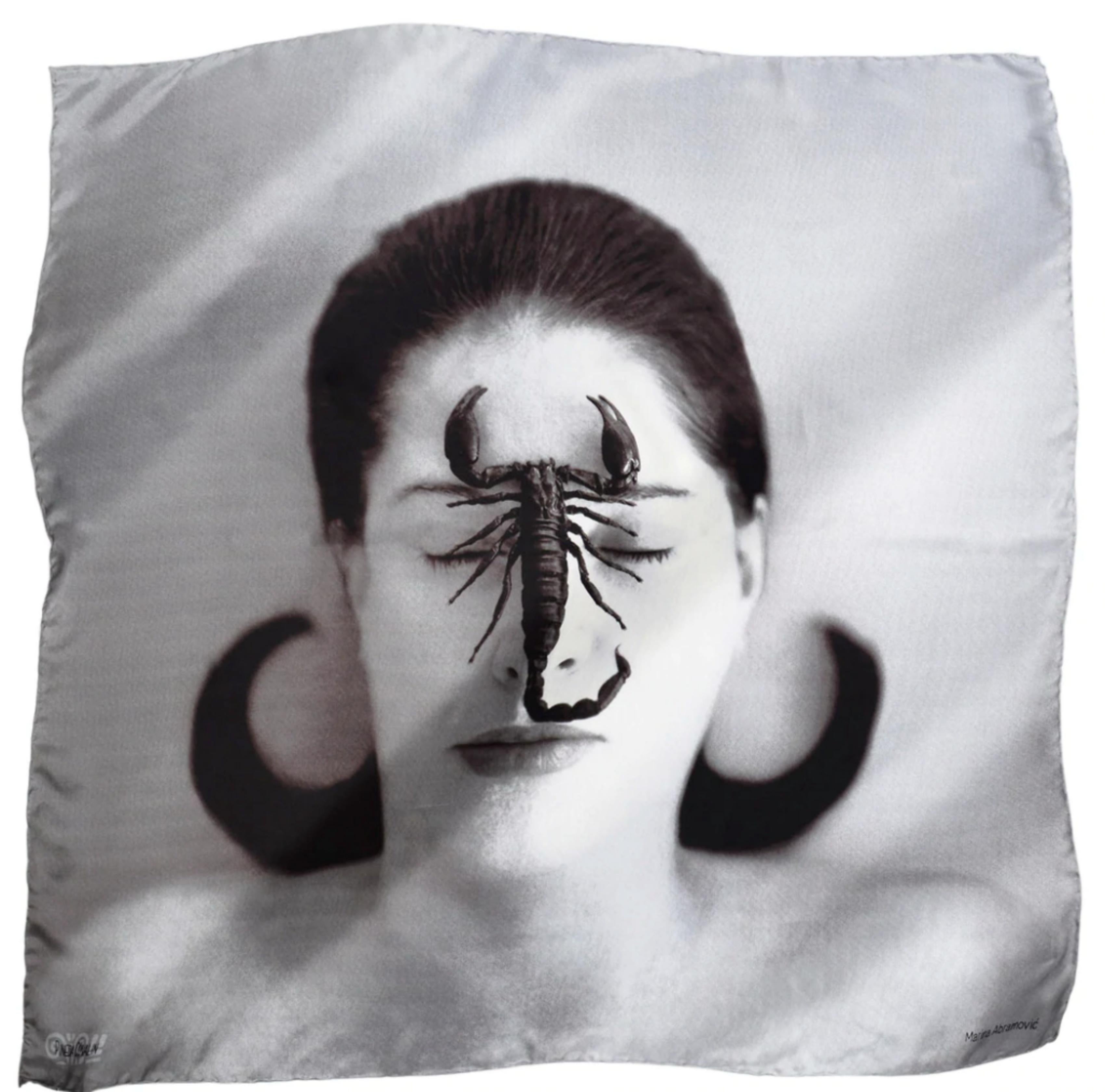 Selbstporträt mit Skorpion-Hommage an Frida Kahlo Lt Ed Siebdruck auf Seidenschal (Zeitgenössisch), Mixed Media Art, von Marina Abramovic