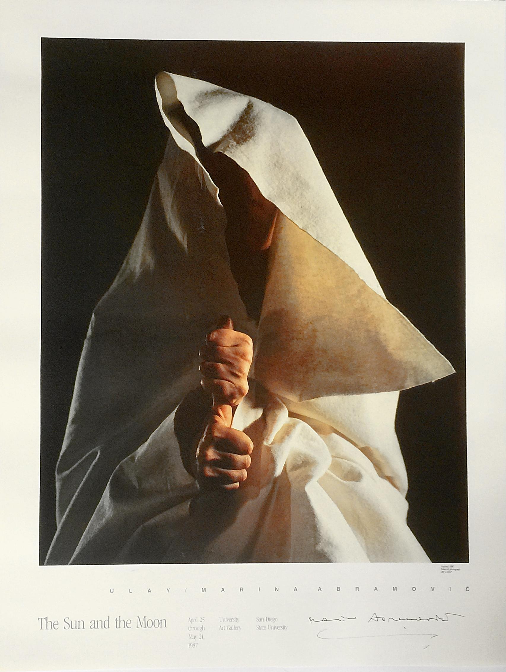 Marina Abramović & Ulay
Sole e Luna (Stampa firmata a mano), 1987
Poster in litografia offset
Unicamente isgnato a penna a inchiostro sul davanti) di Marina Abramovic 
Un oggetto storico da collezione
25,5 x 19 pollici
Non incorniciato
Accompagnato