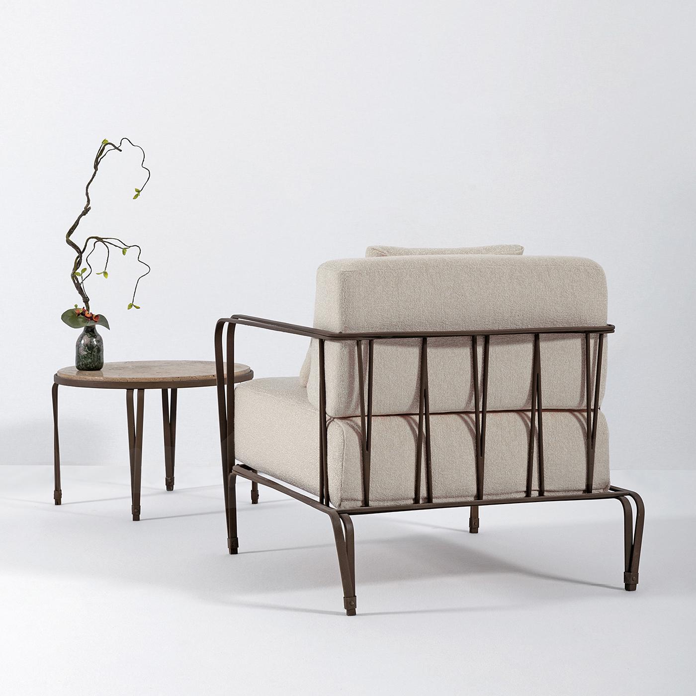 Le fauteuil Marina est fabriqué en acier inoxydable pour un look traditionnel, inspiré des designs florentins classiques. Spécialement conçue pour un usage extérieur, cette chaise est recouverte d'un tissu d'extérieur dans un joli ton blanc. Le