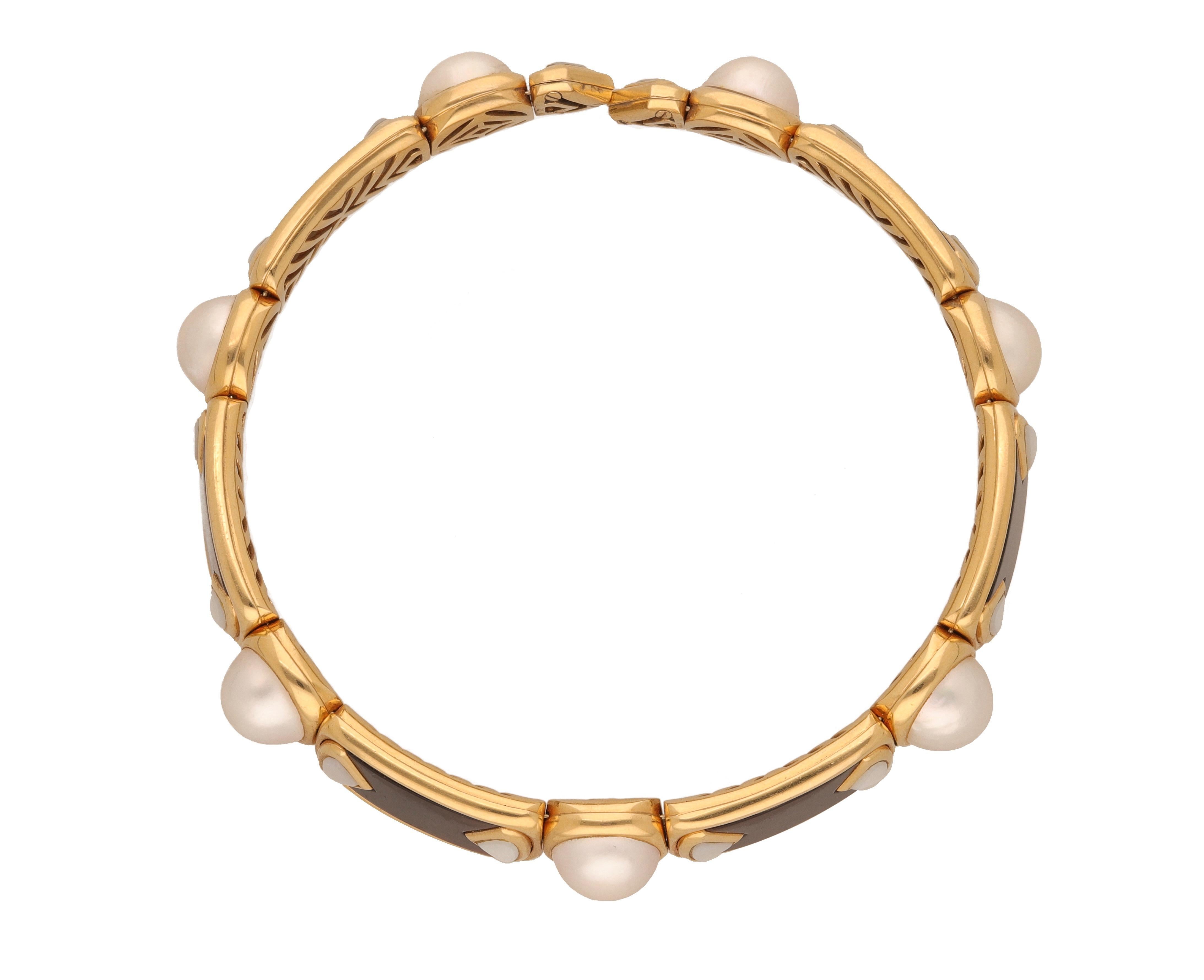 18 kt. yellow gold choker with mother of pearl, 6 mabe pearls signed by Marina B
This chocker is flexible and can be worn in different sizes.
Inner circumference: cm. 9.50
Weight: gr. 157.70
1980 ca.