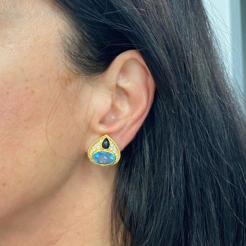 DESIGNER: Marina B.
CIRCA: anni '80
MATERIALI: 18k  Oro
GEMSTONE: Topazio, Onice e Diamante
PESO: 18,3 grammi
MISURE: 3/4