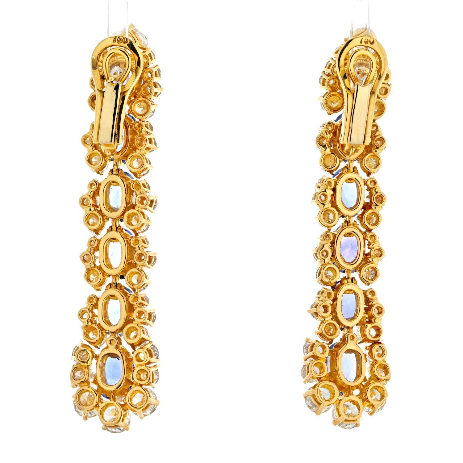 Les boucles d'oreilles pendantes en or jaune 18K avec diamants et saphirs de Marina B sont vraiment spéciales. Ils présentent un design unique avec une combinaison de diamants étonnants, d'or jaune et de saphirs vibrants pour créer une pièce qui