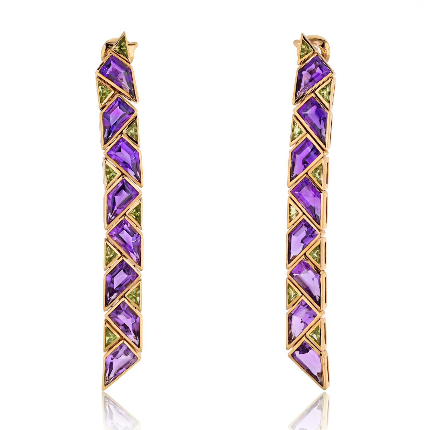 Beautiful vintage earrings made in Milano Italy by the iconic Marina Bvlgari, back in the 1989. This dangle drop pair is from the highly collectable Pyramide collection carefully crafted in solid yellow gold of 18 karats with high polished finish.