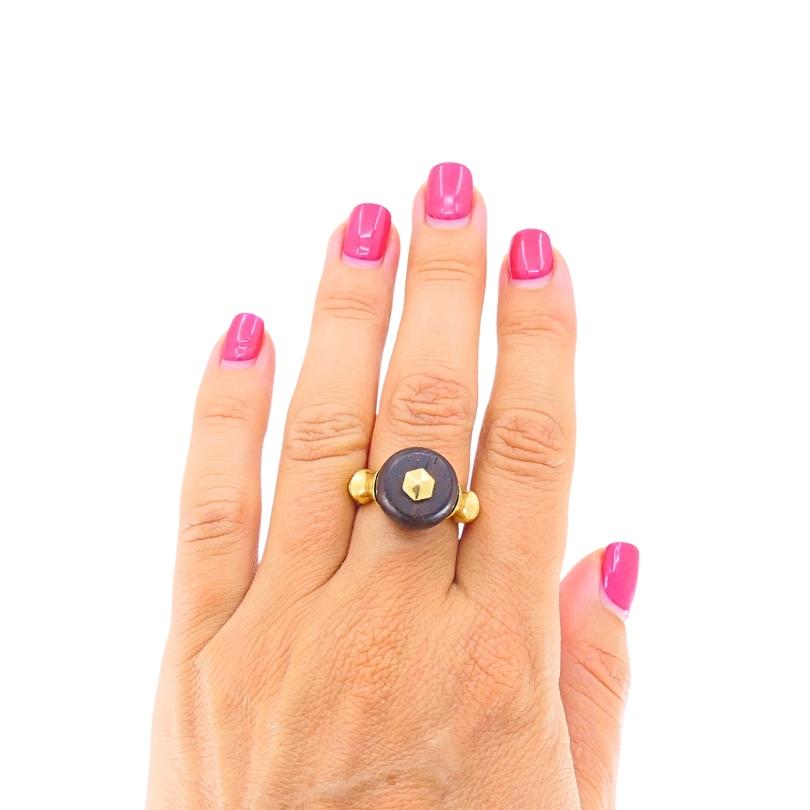 Designer : Marina B
MATERIAL : Or 18k, Bois
Poids : 10,1 grammes
Mesure : Diamètre supérieur - 1/2