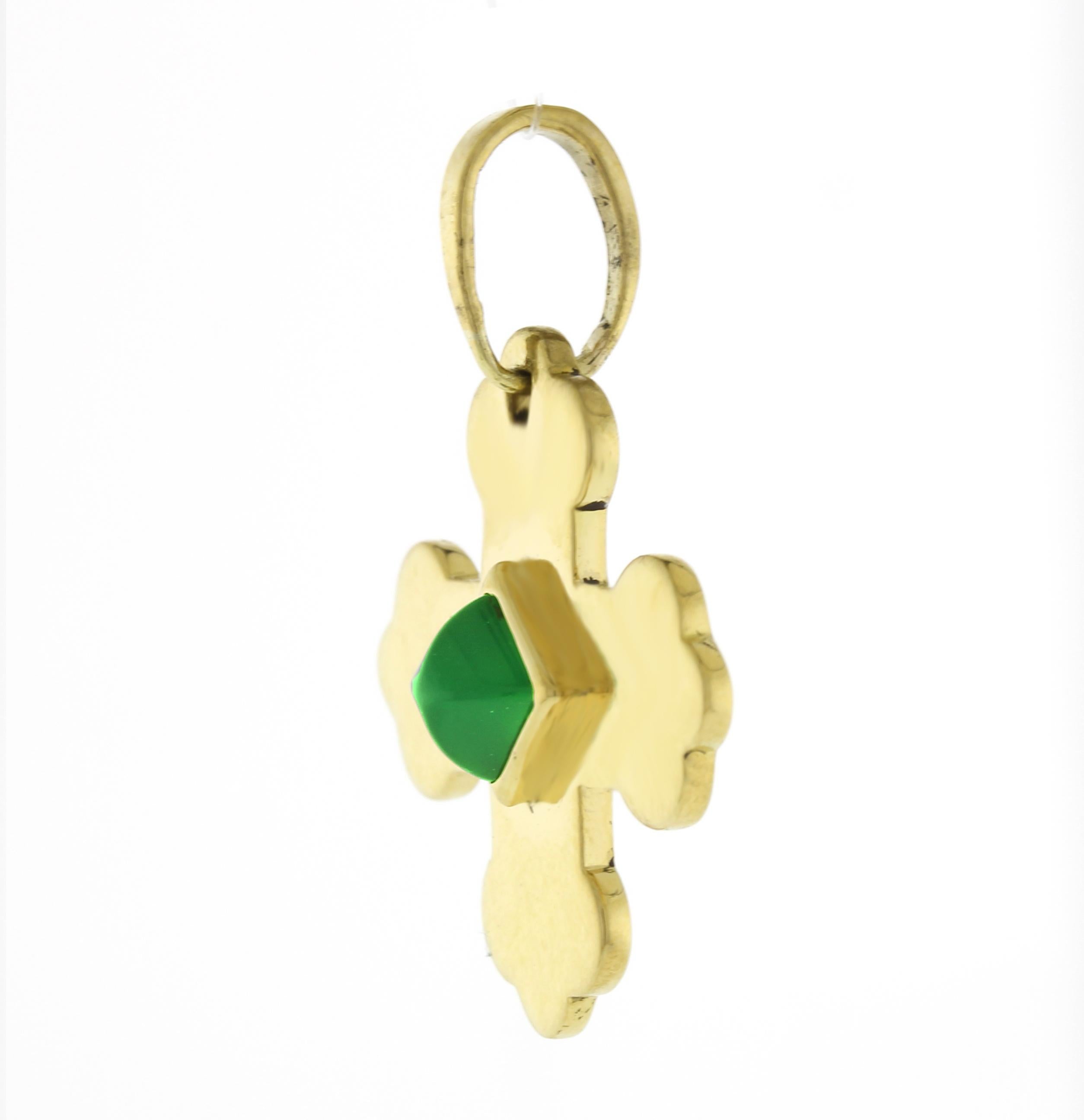 This 18kt yellow gold pendant contains chrysoprase.
• Metal:18kt Yellow Gold
• Circa: 1980s
• Gemstone: Chrysoprase
• Gemstone cut: Sugarloaf
• Dimensions: 15/16 in x 15/16 in
• Weight: 5.5 grams
• Packaging: Pampillonia presentation box
•