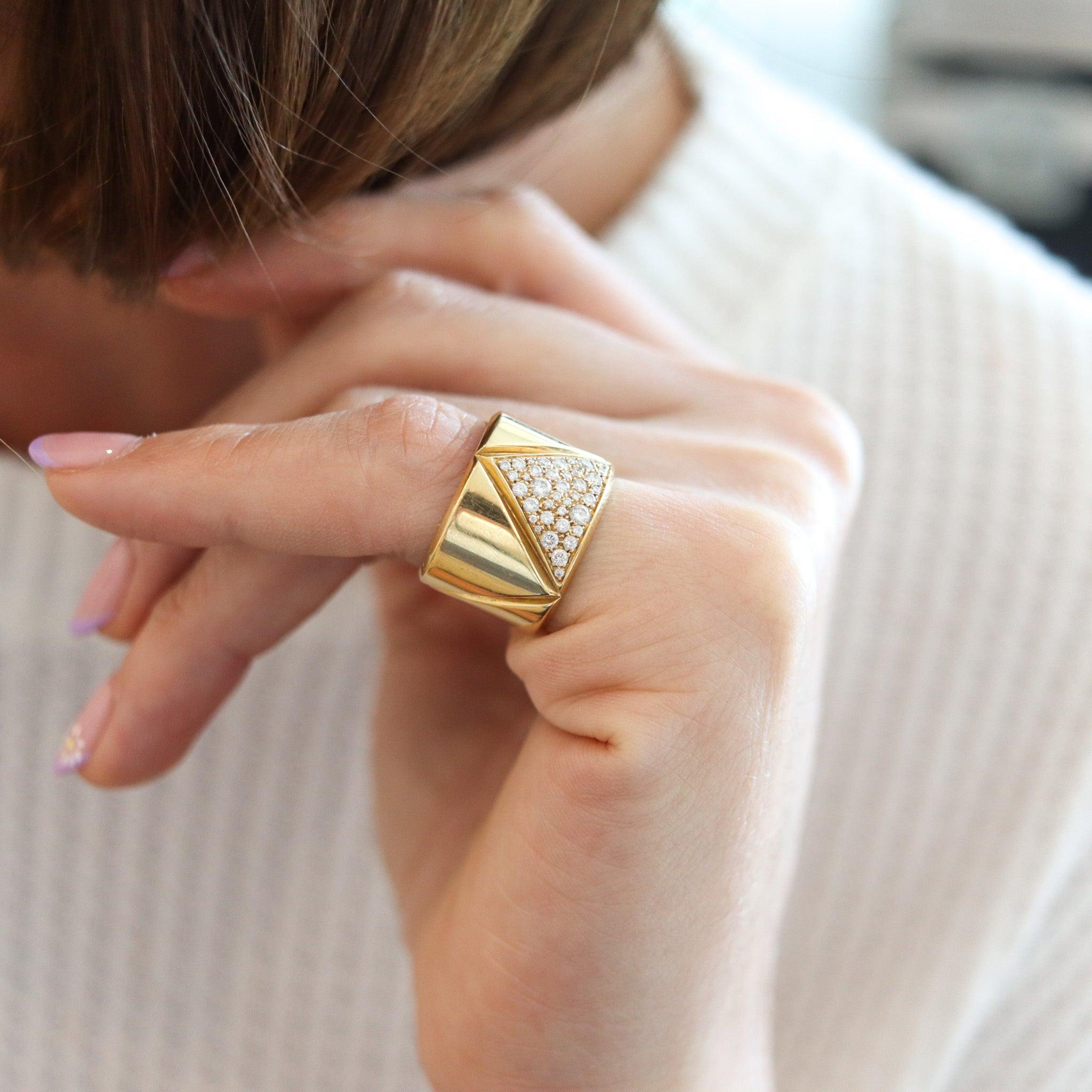 Un anello Triangoli disegnato da Marina B.

Questo elegante anello a fascia geometrico è stato creato a Milano dalla casa di gioielli Marina Bvlgari nel 1978. L'anello vintage fa parte della collezione Triangoli ed è stato realizzato in oro giallo