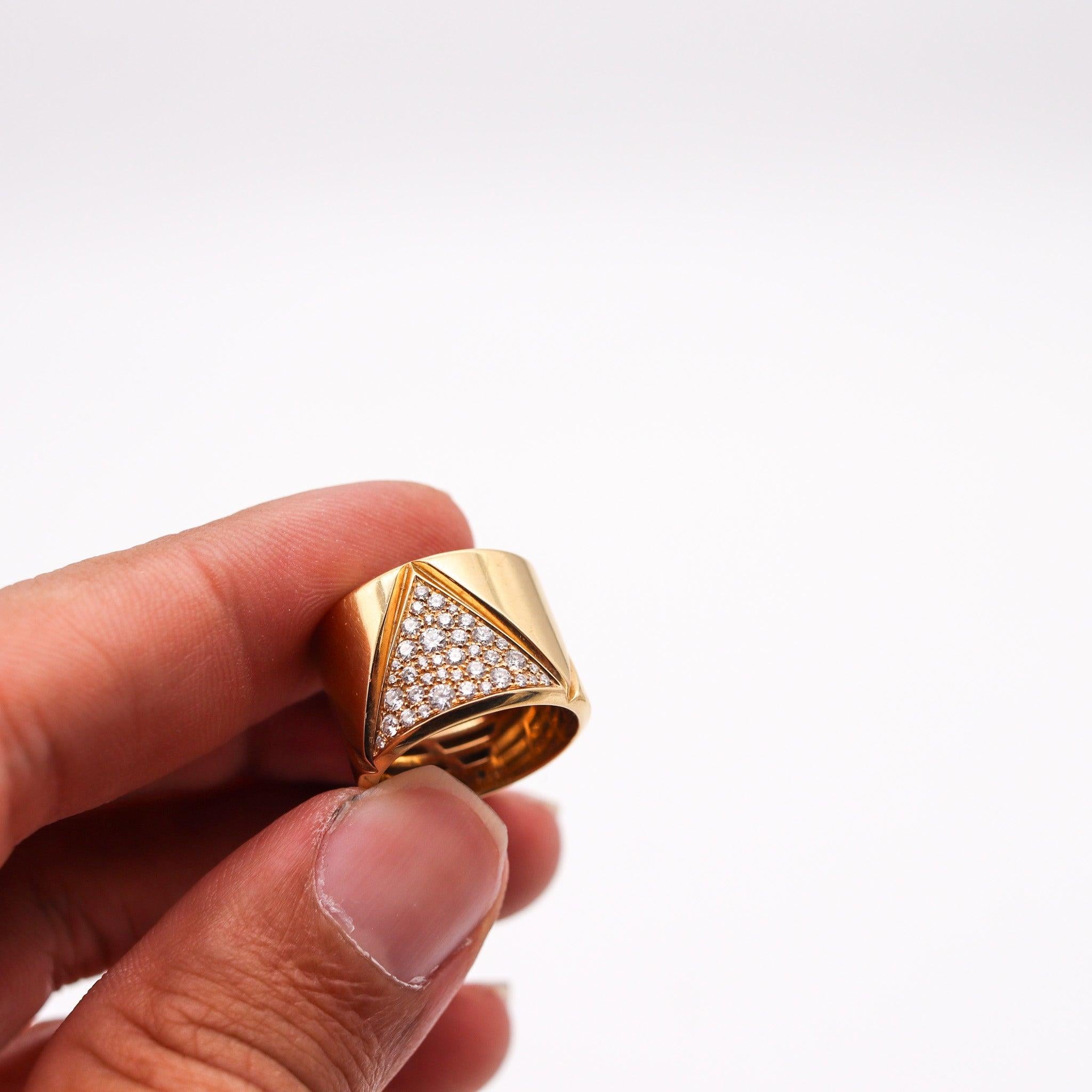 Modernista Marina B. 1978 Milano Anello Triangoli in oro giallo 18Kt con 1,05 Ctw di diamanti in vendita