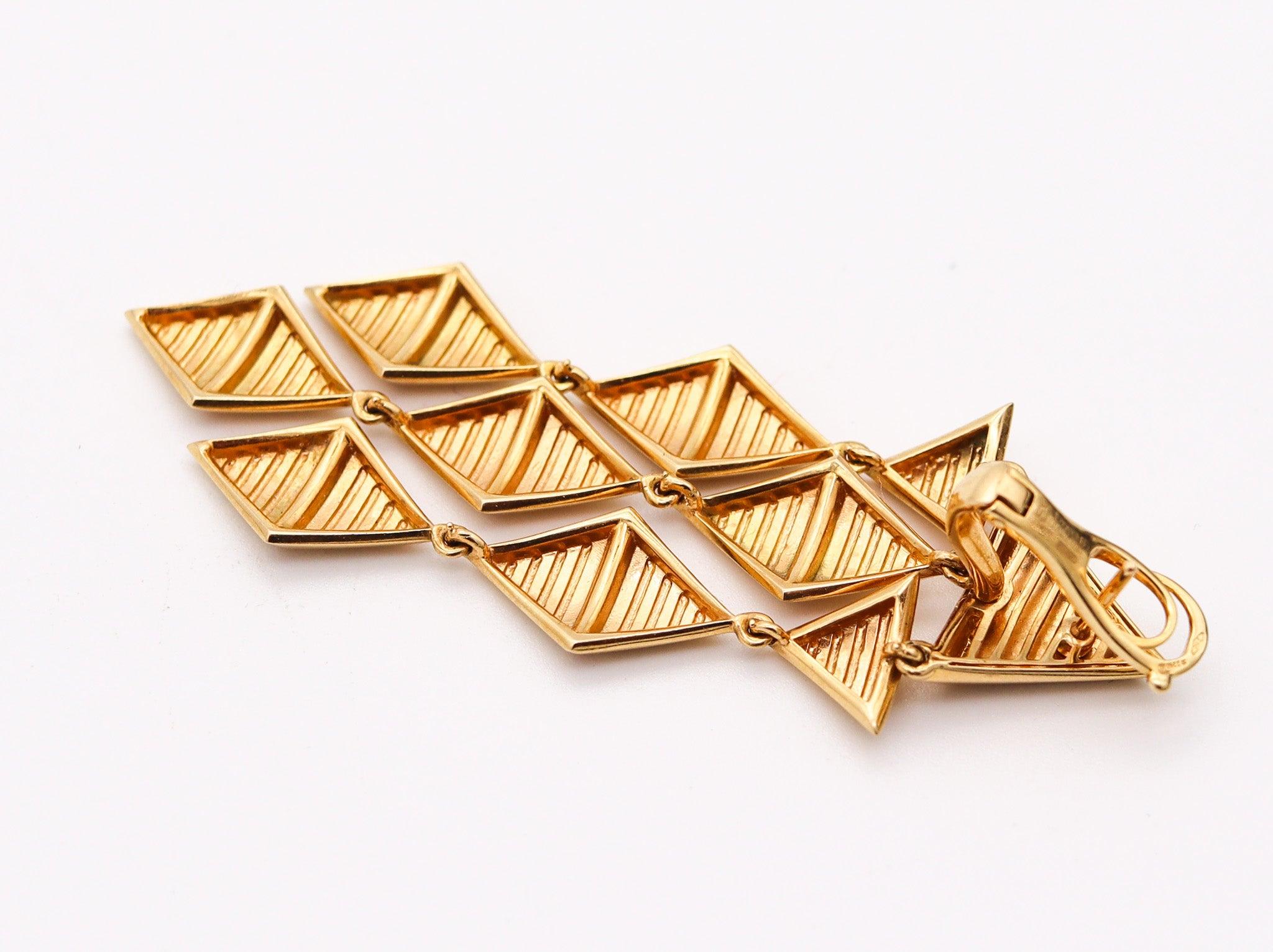 MARINA B. 1978 Milano Triangoli Single dangle Ohrringe-Anhänger aus 18 Karat Gelbgold im Zustand „Hervorragend“ im Angebot in Miami, FL