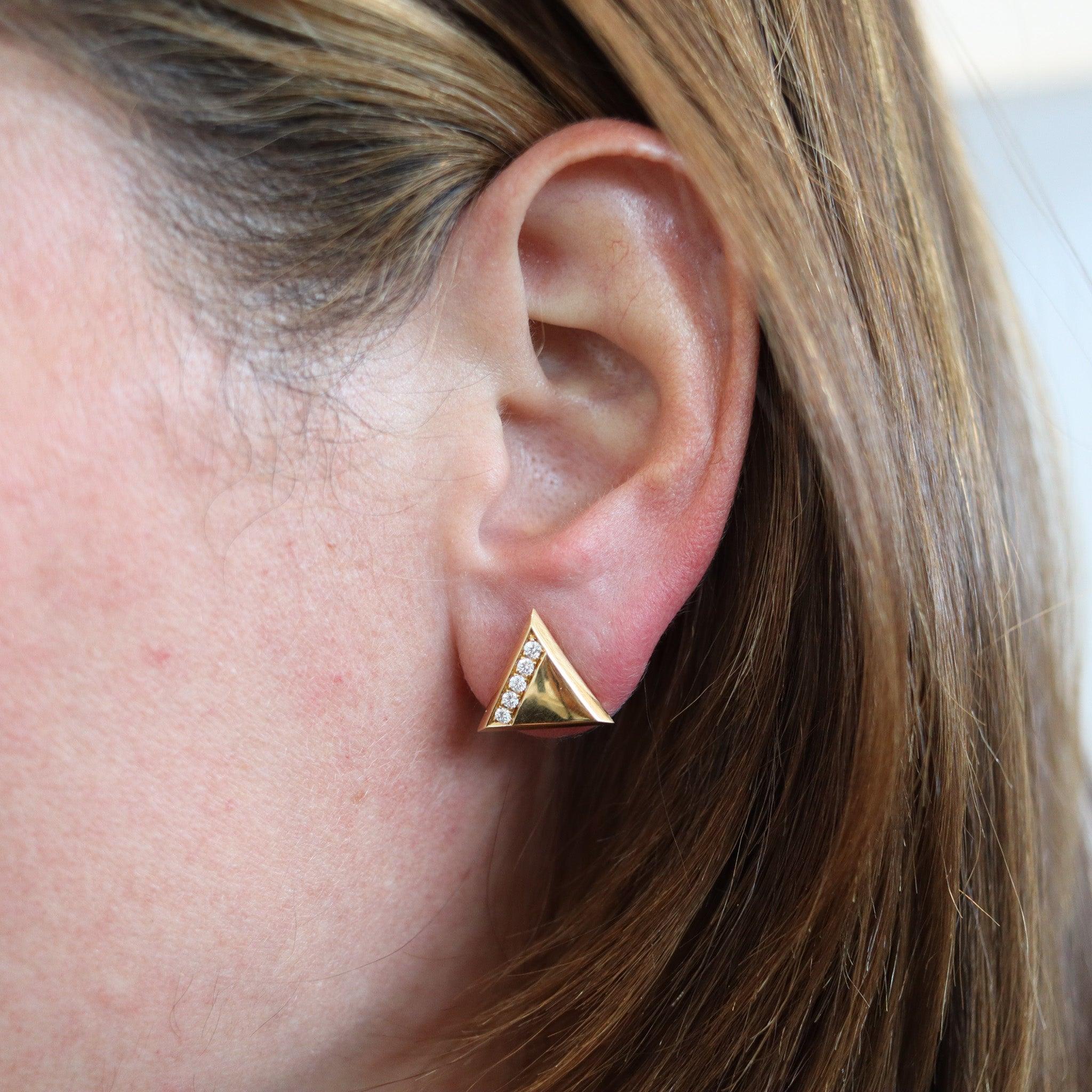 Boucles d'oreilles Triangoli conçues par Marina B.

Ces boucles d'oreilles cloutées ont été fabriquées à Milan, en Italie, par la maison de joaillerie Marina Bvlgari, en 1978. Ces boucles d'oreilles font partie de la collection Triangoli et ont été